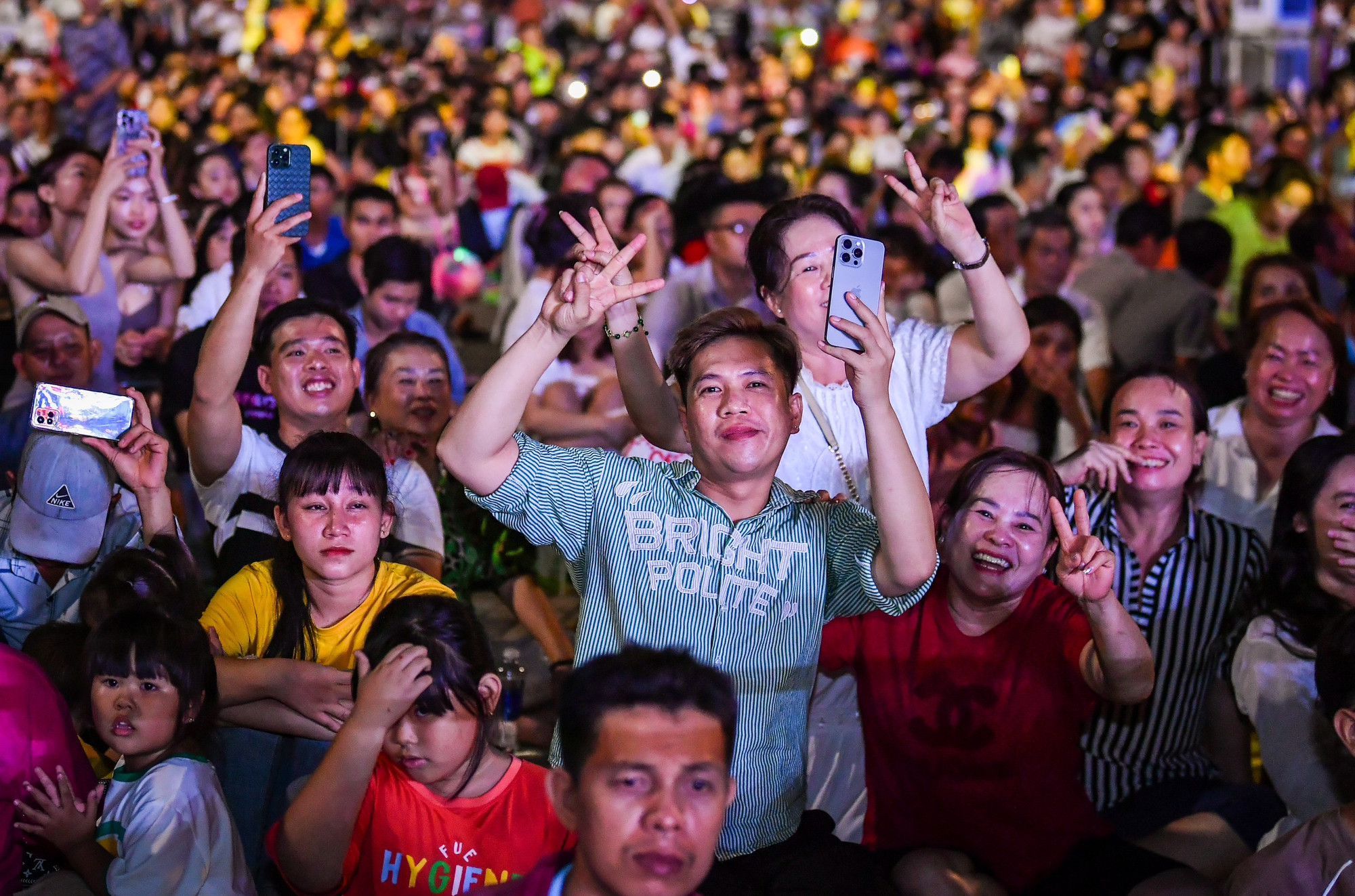 Những giây phút thoải mái của khán giả Tây Ninh.