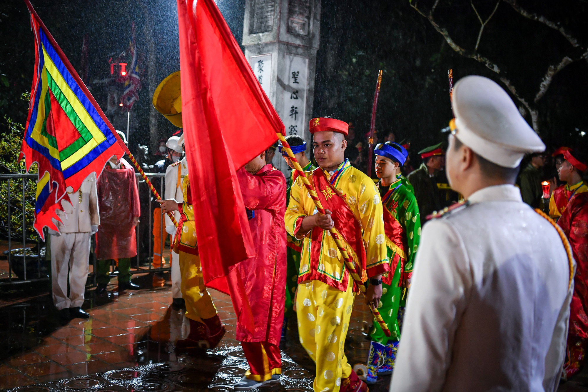 22 giờ 50 phút, đoàn rước tiến vào sân đền Thiên Trường.