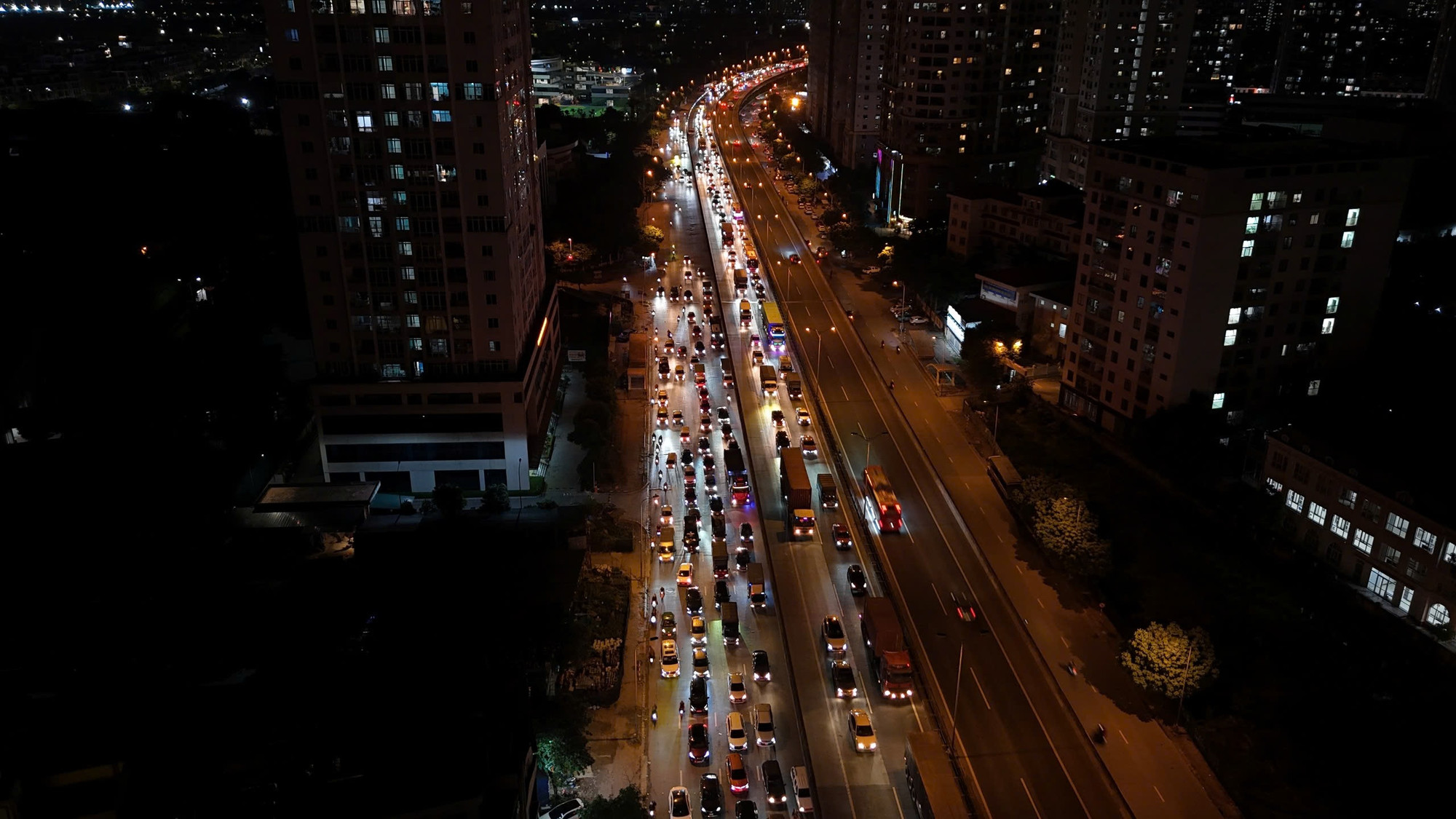 Theo ghi nhận của phóng viên, tối muộn hôm nay, 30/8, nhiều tuyến đường dẫn ra cửa ngõ Hà Nội đã rơi vào cảnh ùn tắc khi hàng trăm phương tiện nối đuôi nhau về quê. Theo ghi nhận của phóng viên, tối muộn hôm nay, 30/8, nhiều tuyến đường dẫn ra cửa ngõ Hà Nội đã rơi vào cảnh ùn tắc khi hàng trăm phương tiện nối đuôi nhau về quê.