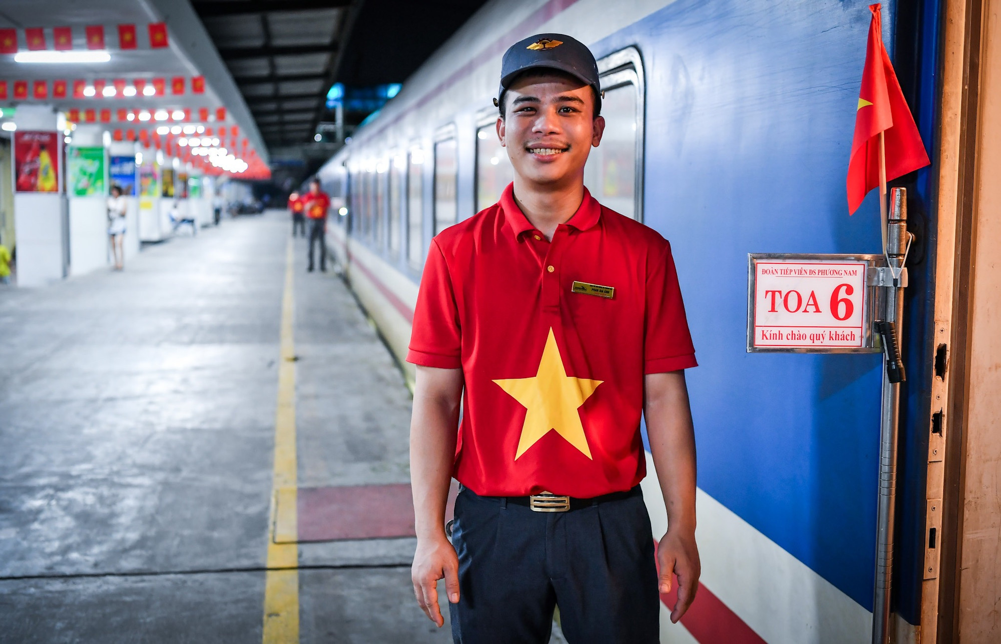 "Đây là lần đầu tiên chúng tôi được phục vụ trên chuyến tàu đặc biệt như này. Chúng tôi đều rất tự hào và xúc động", nam nhân viên thuộc đoàn tiếp viên đường sắt Việt Nam tâm sự. "Đây là lần đầu tiên chúng tôi được phục vụ trên chuyến tàu đặc biệt như này. Chúng tôi đều rất tự hào và xúc động", nam nhân viên thuộc đoàn tiếp viên đường sắt Việt Nam tâm sự.