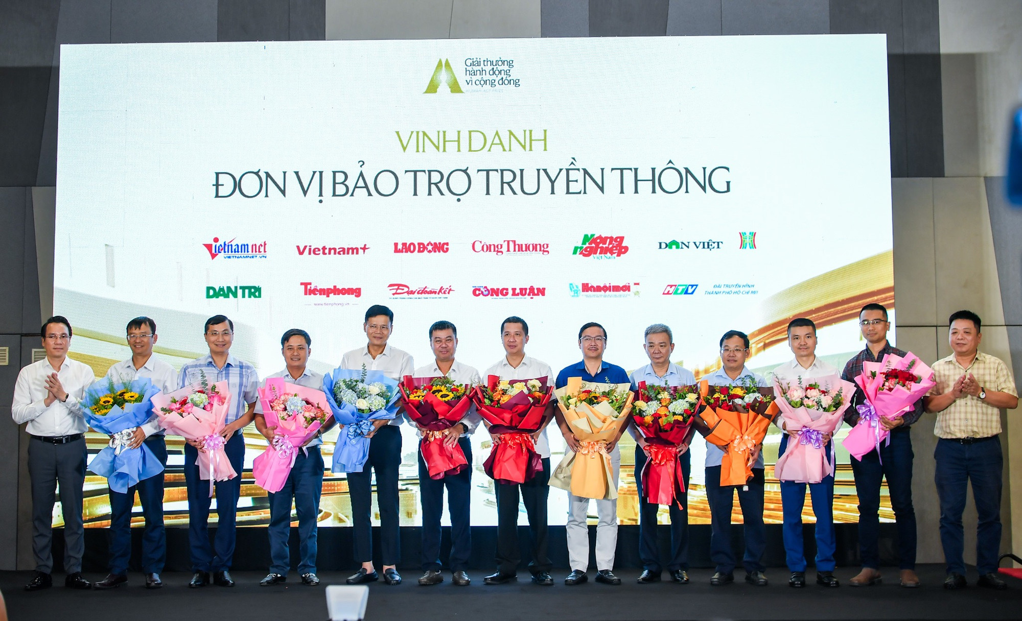 Đại diện các đơn vị bảo trợ truyền thông đồng hành cùng Giải thưởng Hành động vì Cộng đồng Human Act Prize.