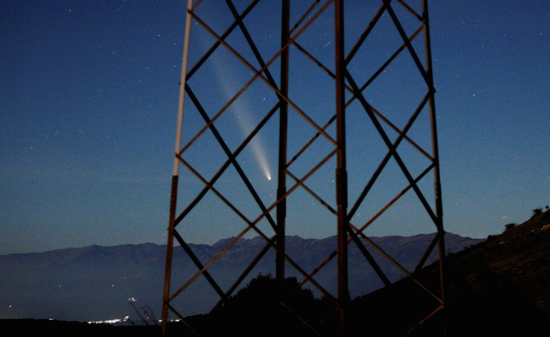 Sao chổi bay qua bầu trời đêm Bắc Macedonia để lại vệt sáng diễm lệ. (Ảnh: Reuters)