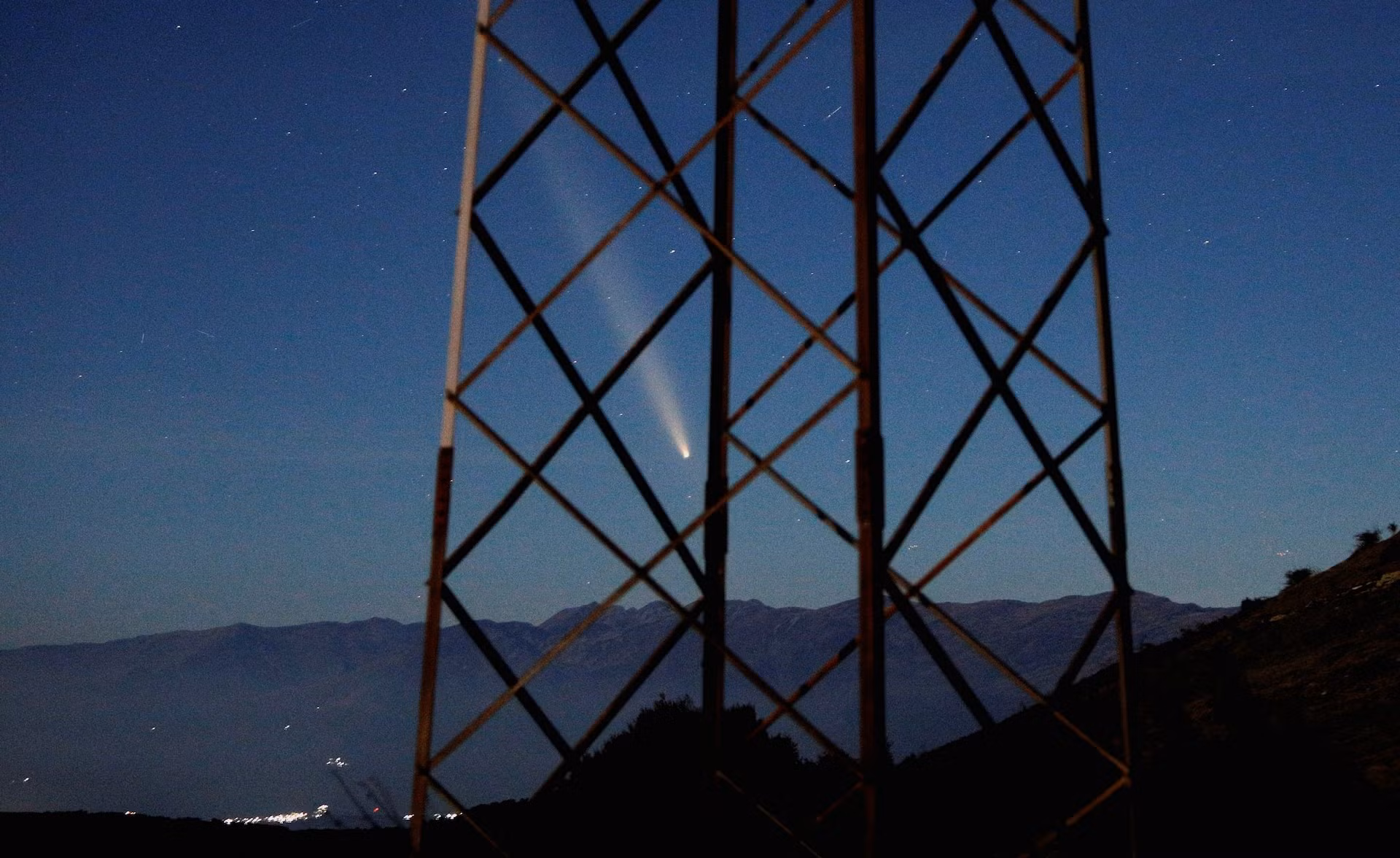 Sao chổi bay qua bầu trời đêm Bắc Macedonia để lại vệt sáng diễm lệ. (Ảnh: Reuters)