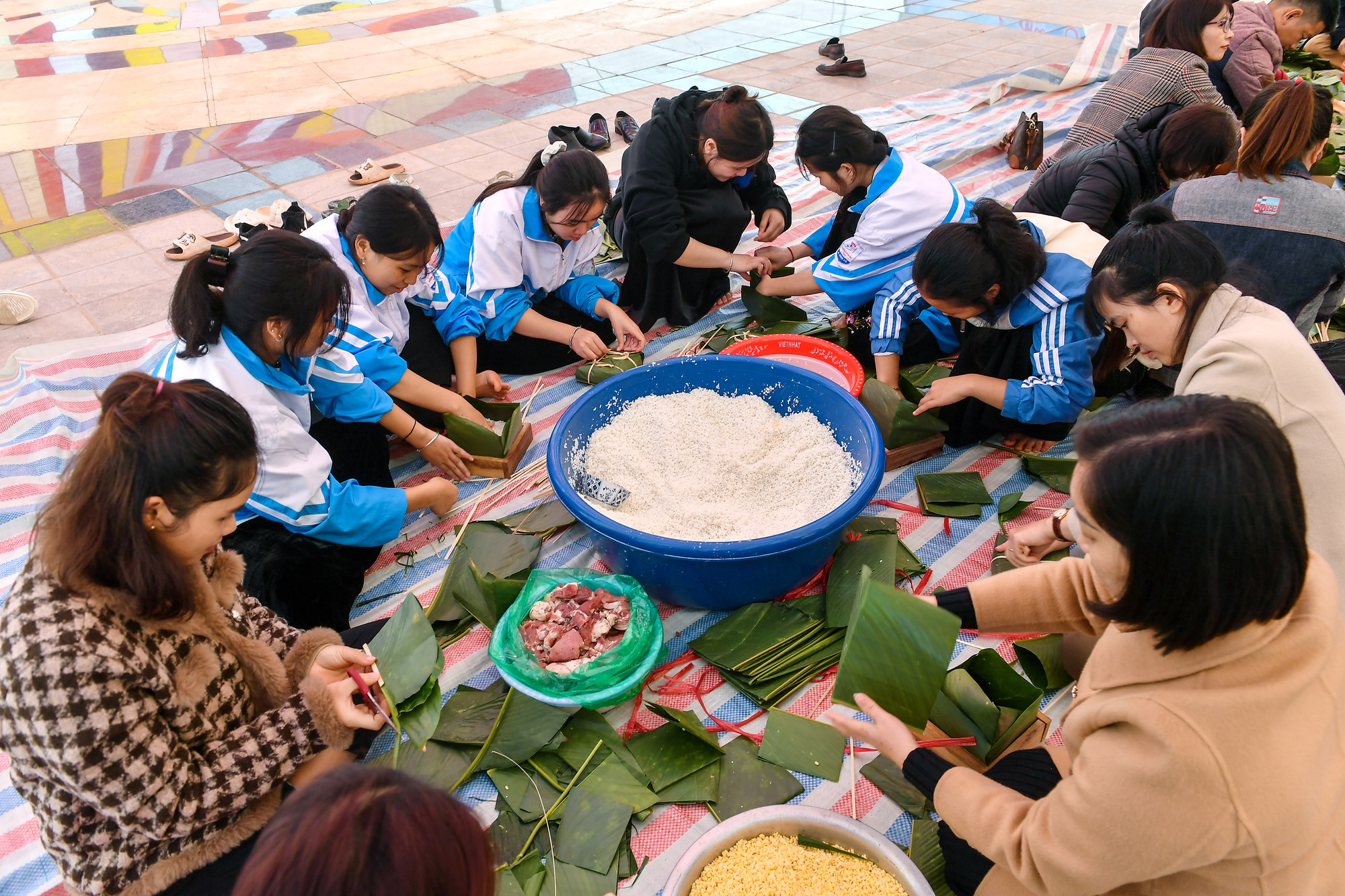 Học sinh trường Phổ thông Dân tộc nội trú, Trung học phổ thông Nậm Pồ cùng gói bánh chưng xanh gửi đồng bào nghèo vùng biên viễn Điện Biên.