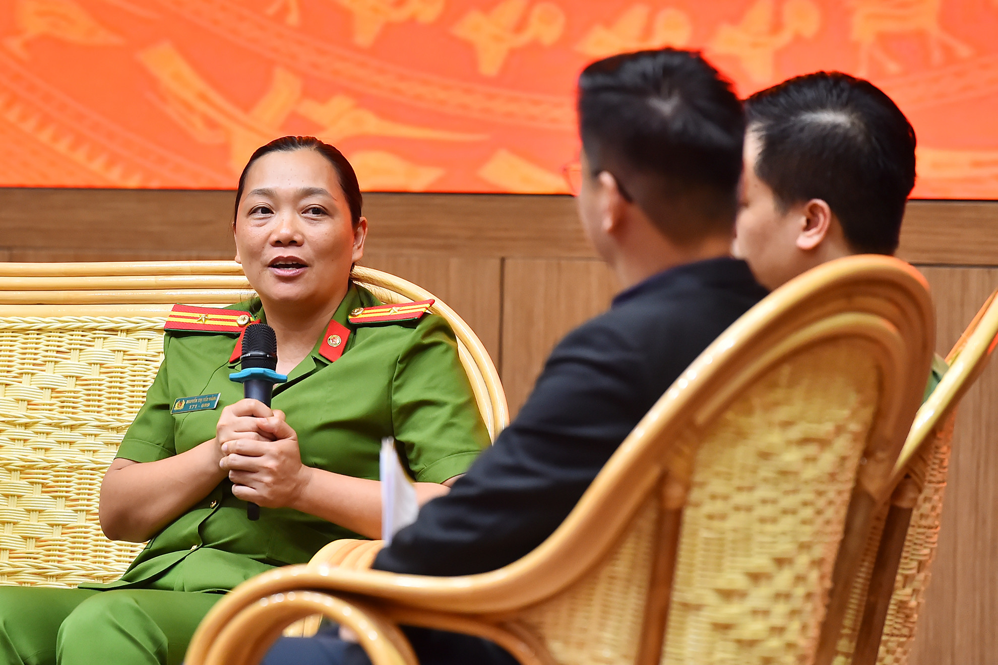 Thiếu tá Nguyễn Thị Yến Hằng (Công an xã Bình Thuận, huyện Đại Từ, tỉnh Thái Nguyên) chia sẻ tại buổi giao lưu. Thiếu tá Nguyễn Thị Yến Hằng (Công an xã Bình Thuận, huyện Đại Từ, tỉnh Thái Nguyên) chia sẻ tại buổi giao lưu.