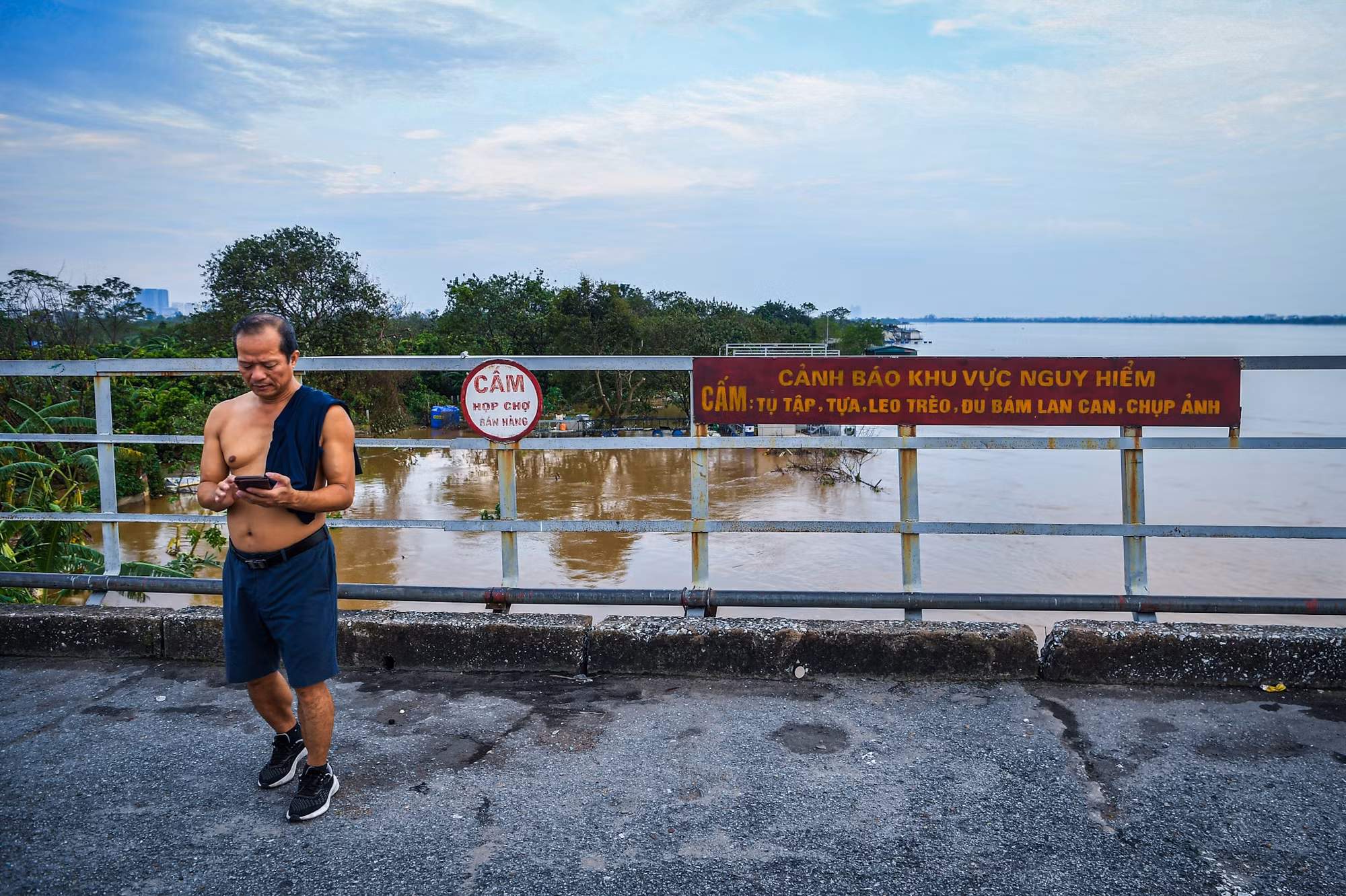 [Ảnh] Bất chấp lệnh cấm, người dân vẫn lên cầu Long Biên... dạo mát ảnh 7