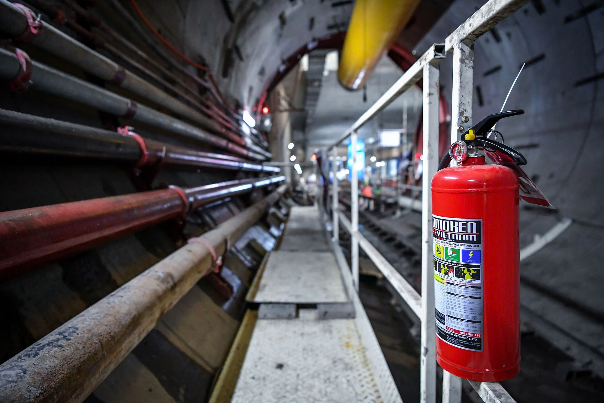 Dọc lối đi vào hầm đều có đặt các bình chữa cháy.