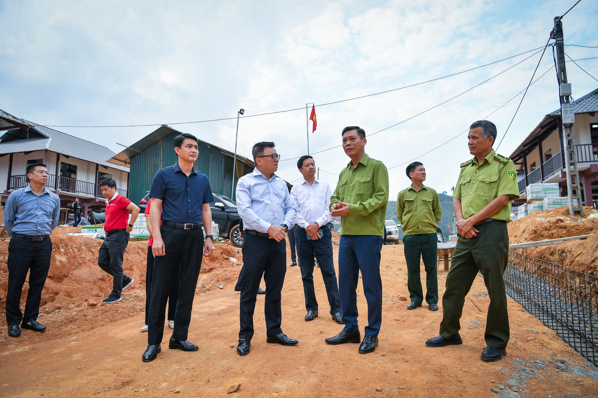 Trước đó, chiều cùng ngày, đoàn công tác Báo Nhân Dân cũng đã tới thăm, nắm bắt thông tin về tiến độ xây dựng khu tái định cư Làng Nủ.