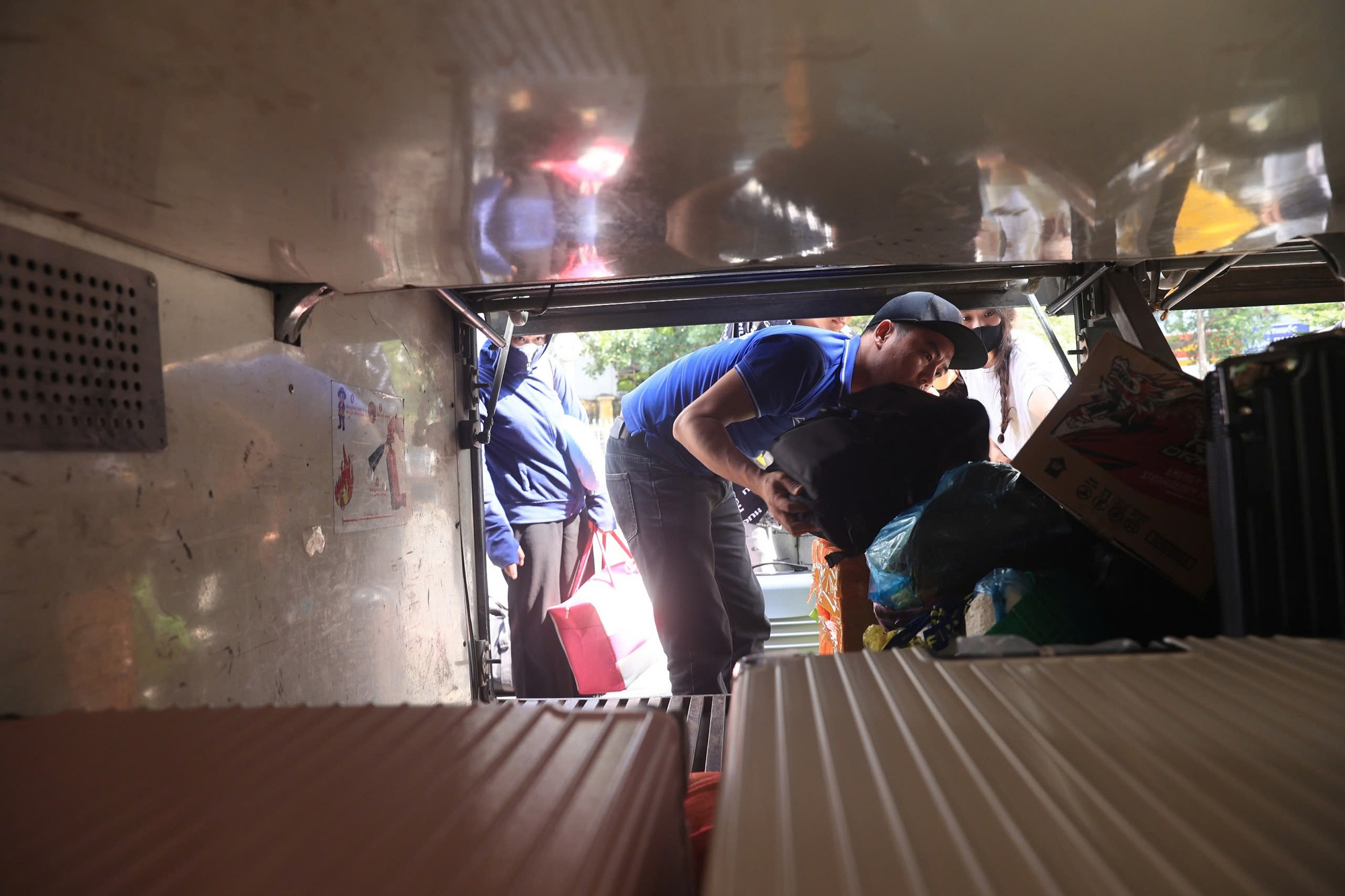 Những chuyến xe chở đầy người và hành lý...