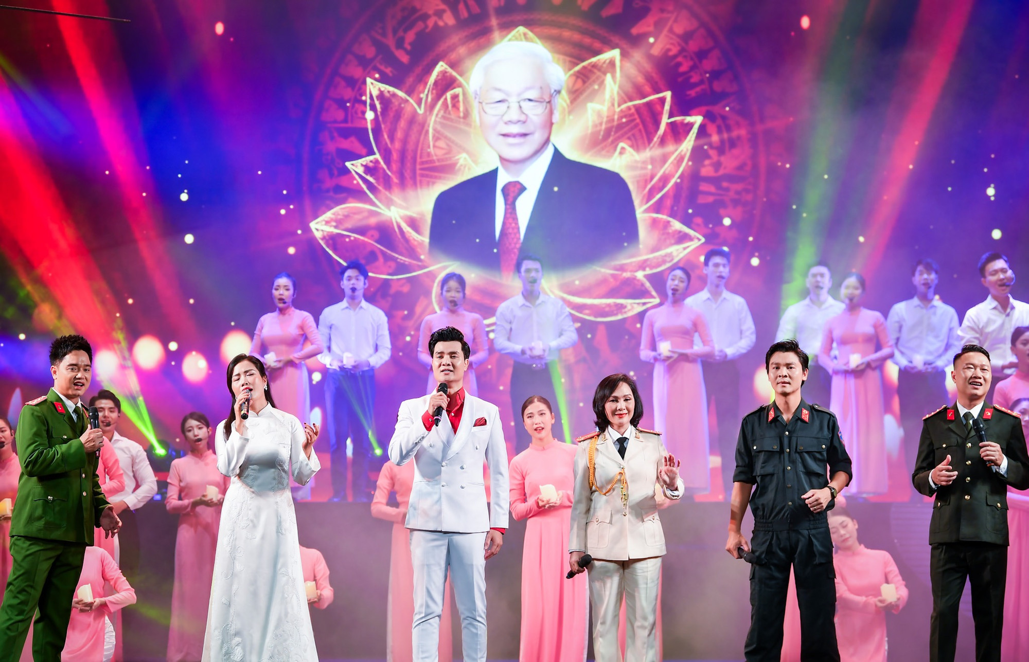 Ban tổ chức đã dành một phần chương trình về cố Tổng Bí thư Nguyễn Phú Trọng với tình cảm thiêng liêng và niềm xúc động sâu lắng nhất. Ban tổ chức đã dành một phần chương trình về cố Tổng Bí thư Nguyễn Phú Trọng với tình cảm thiêng liêng và niềm xúc động sâu lắng nhất.