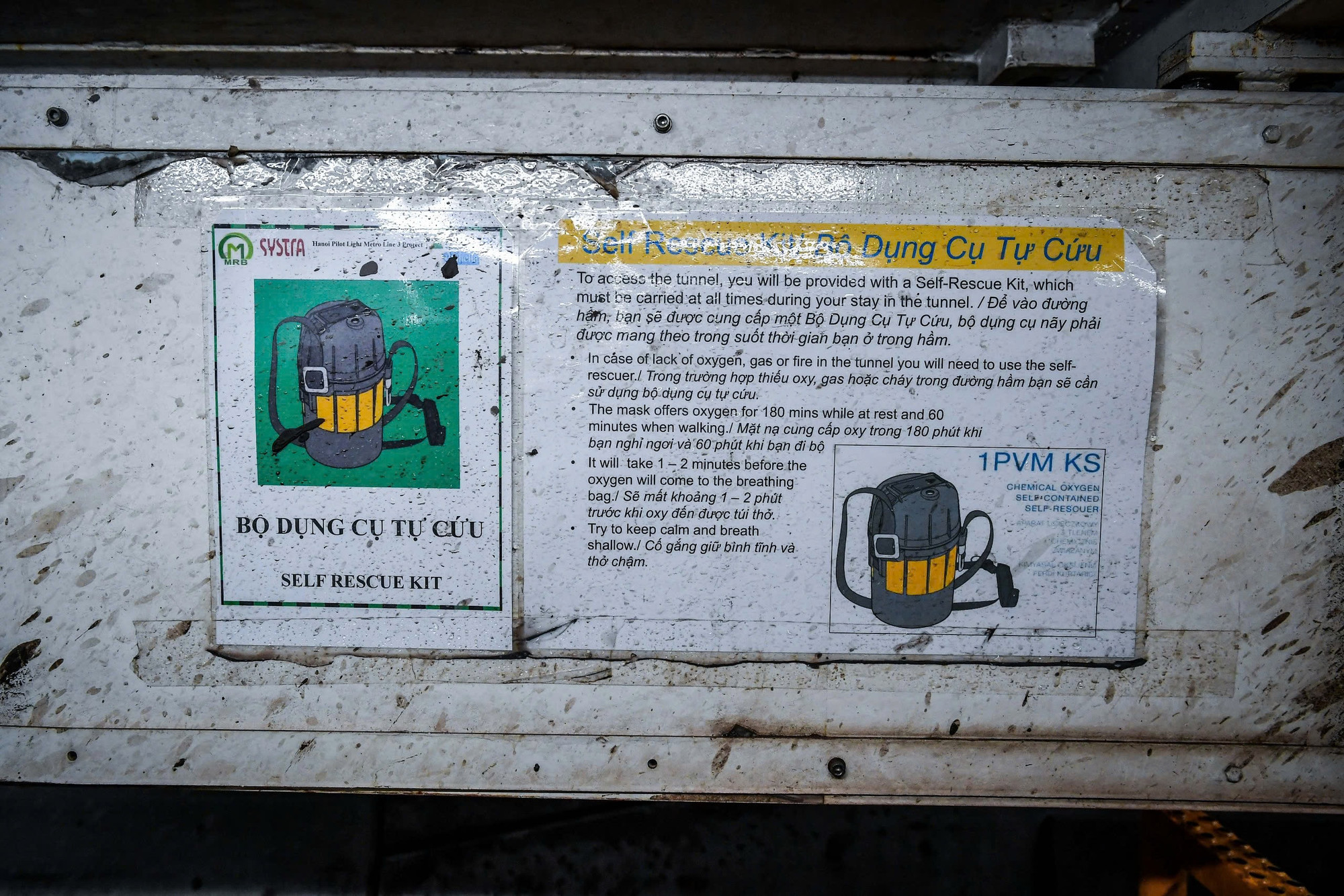 Dọc khu vực làm việc cũng được bố trí các bộ dụng cụ tự cứu.