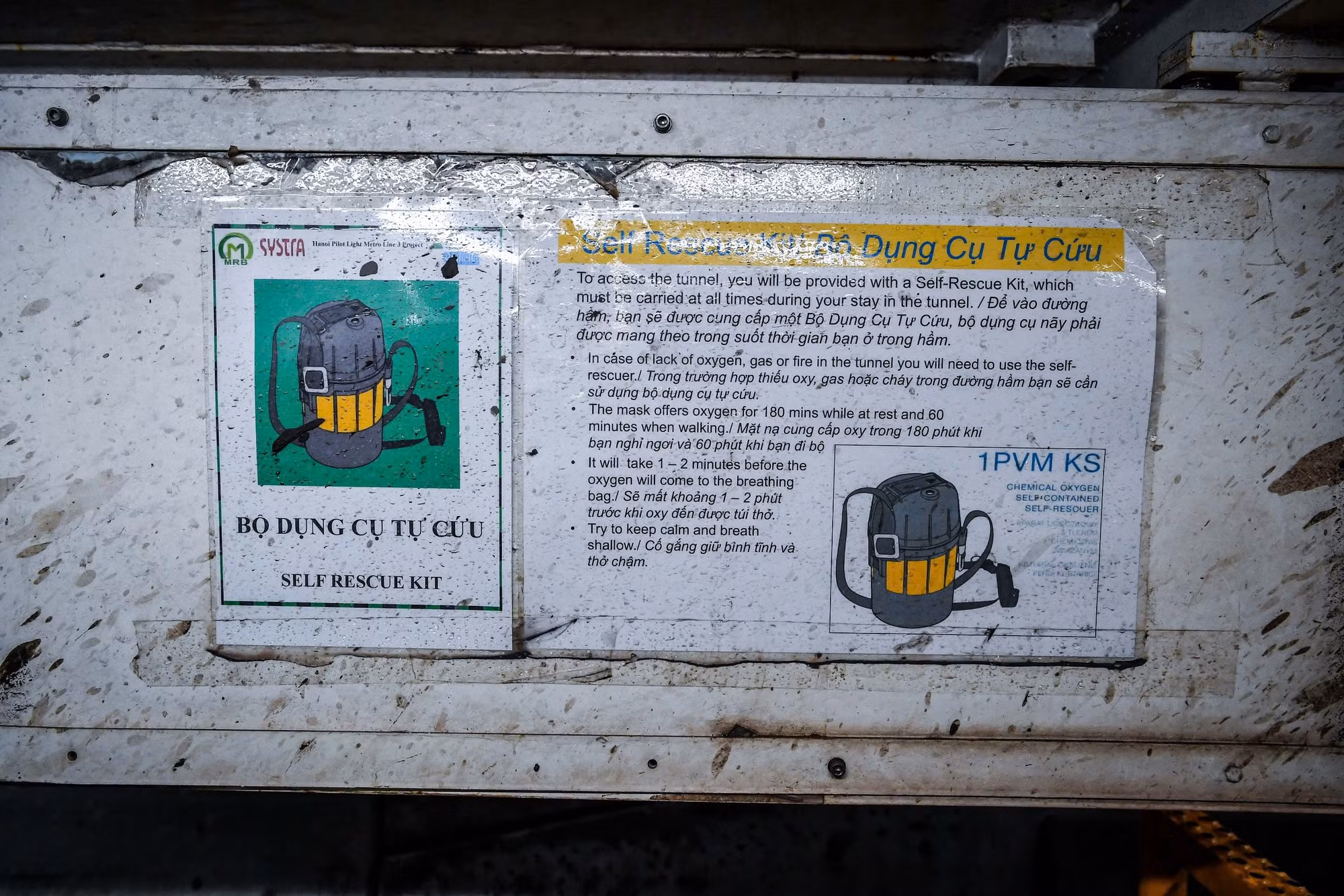 Dọc khu vực làm việc cũng được bố trí các bộ dụng cụ tự cứu.