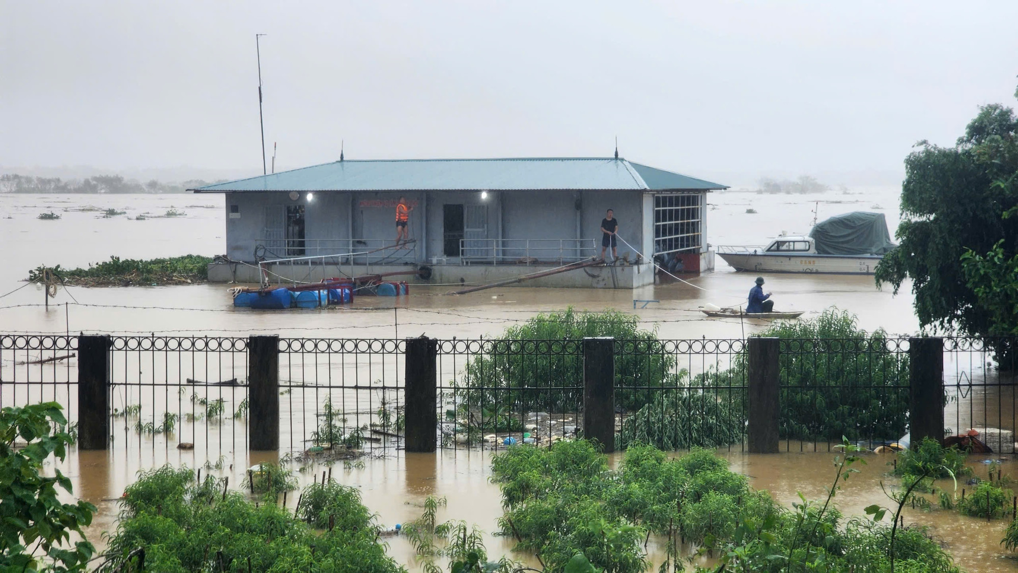 Nước dâng cao ngập một nửa hàng rào bao quanh một công trình bên phía ngoài đê An Dương Vương. Nước dâng cao ngập một nửa hàng rào bao quanh một công trình bên phía ngoài đê An Dương Vương.