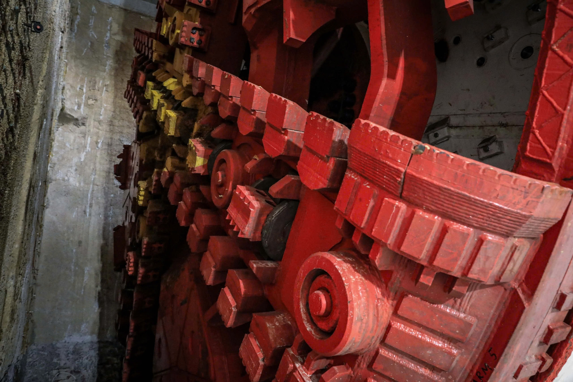 Bộ đôi máy TBM được sản xuất bởi hãng Herrenkecht (CHLB Đức), có chiều dài hơn 100m, nặng khoảng 850 tấn. 2 robot đào được đặt ở tầng thứ 3 cũng chính là tầng đáy, cách mặt đường Kim Mã khoảng gần 20m theo hướng... thẳng đứng.