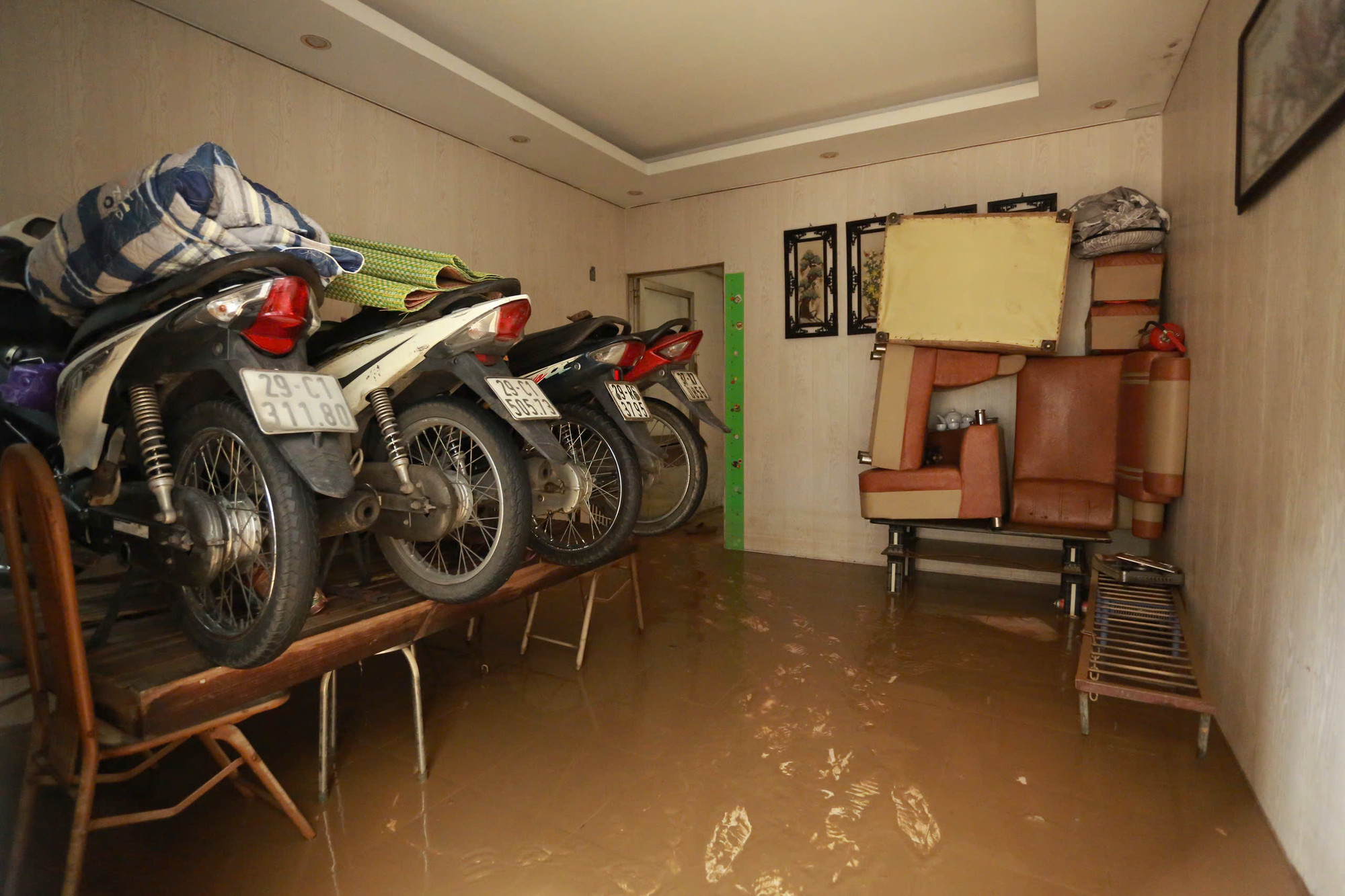 Trong ngôi nhà này, những chiếc xe máy đã kịp thời được kê lên cao trước khi nước dâng tới.