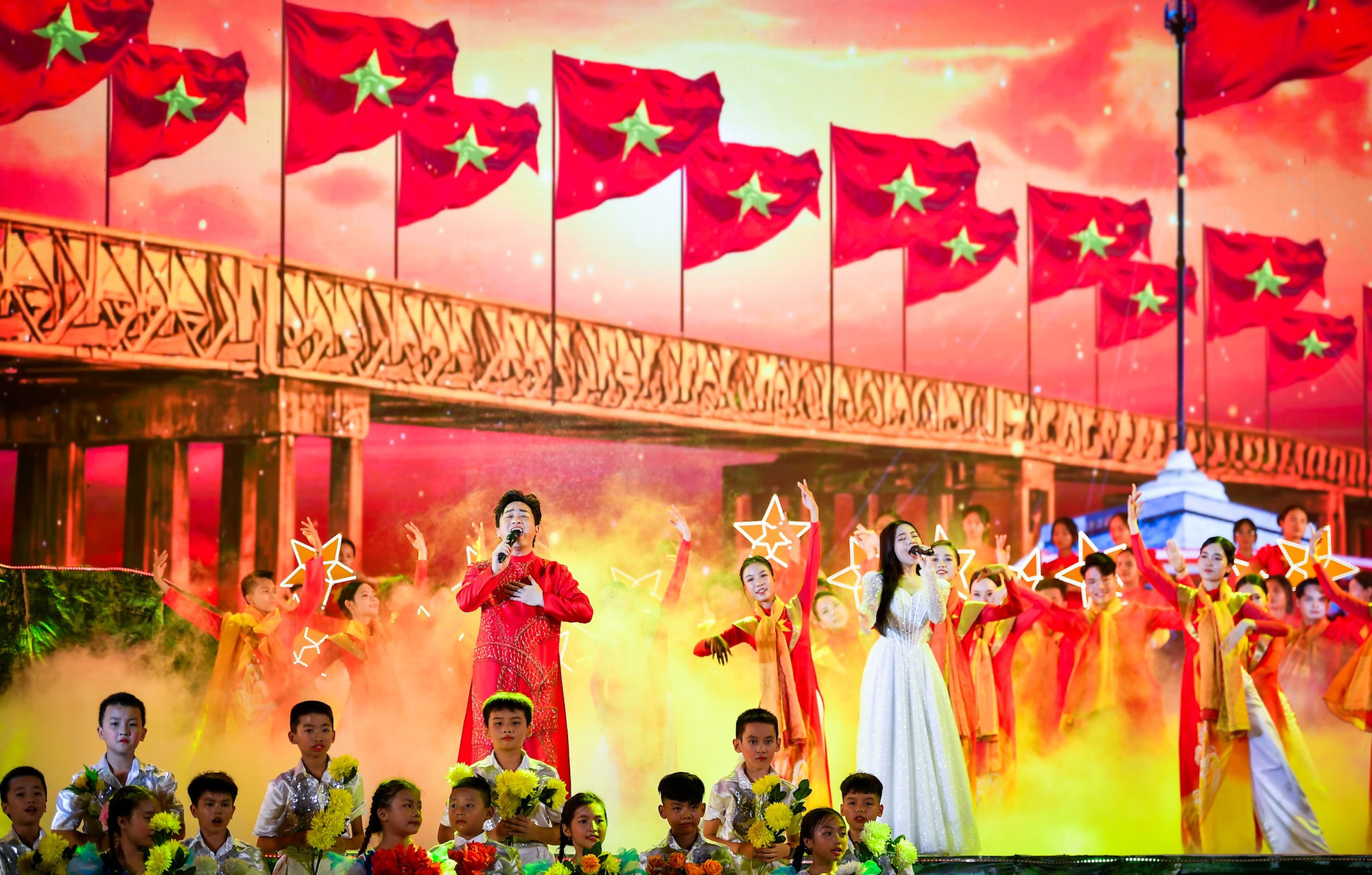 Tổ khúc Giai điệu Tổ quốc - Giai Điệu Tự Hào - Lá Cờ khép lại chương trình nghệ thuật chính luận Vĩ tuyến 17 - Khát vọng hòa bình.