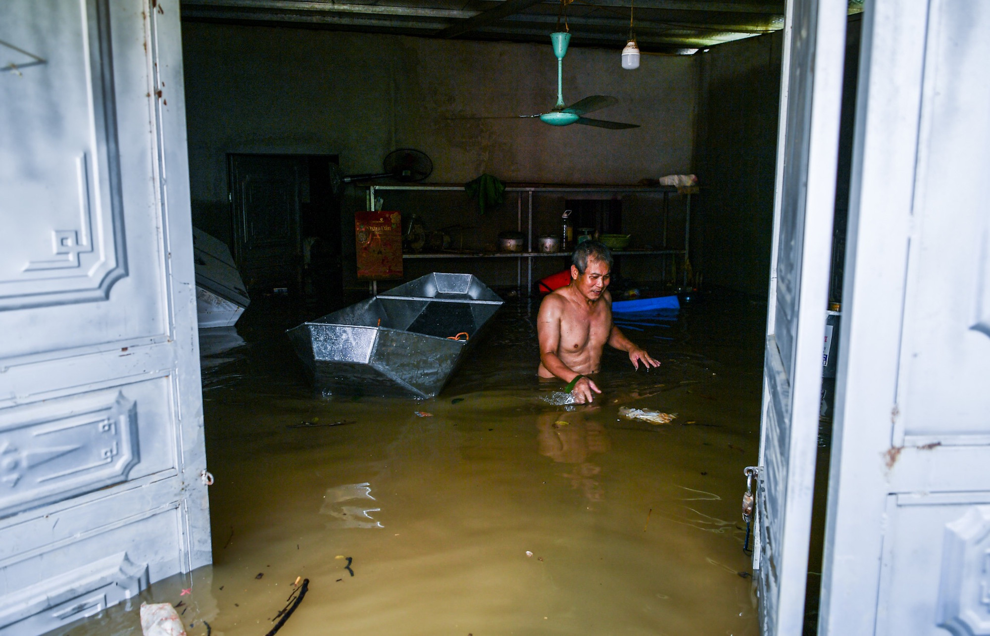 ... hoặc lội nước khi mực nước lũ vẫn ngập ít nhất ngang bụng. ... hoặc lội nước khi mực nước lũ vẫn ngập ít nhất ngang bụng.