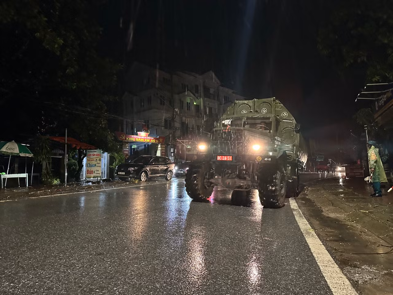 [Ảnh] Trắng đêm dầm mưa chuẩn bị phương án lắp cầu phao thay thế cầu Phong Châu