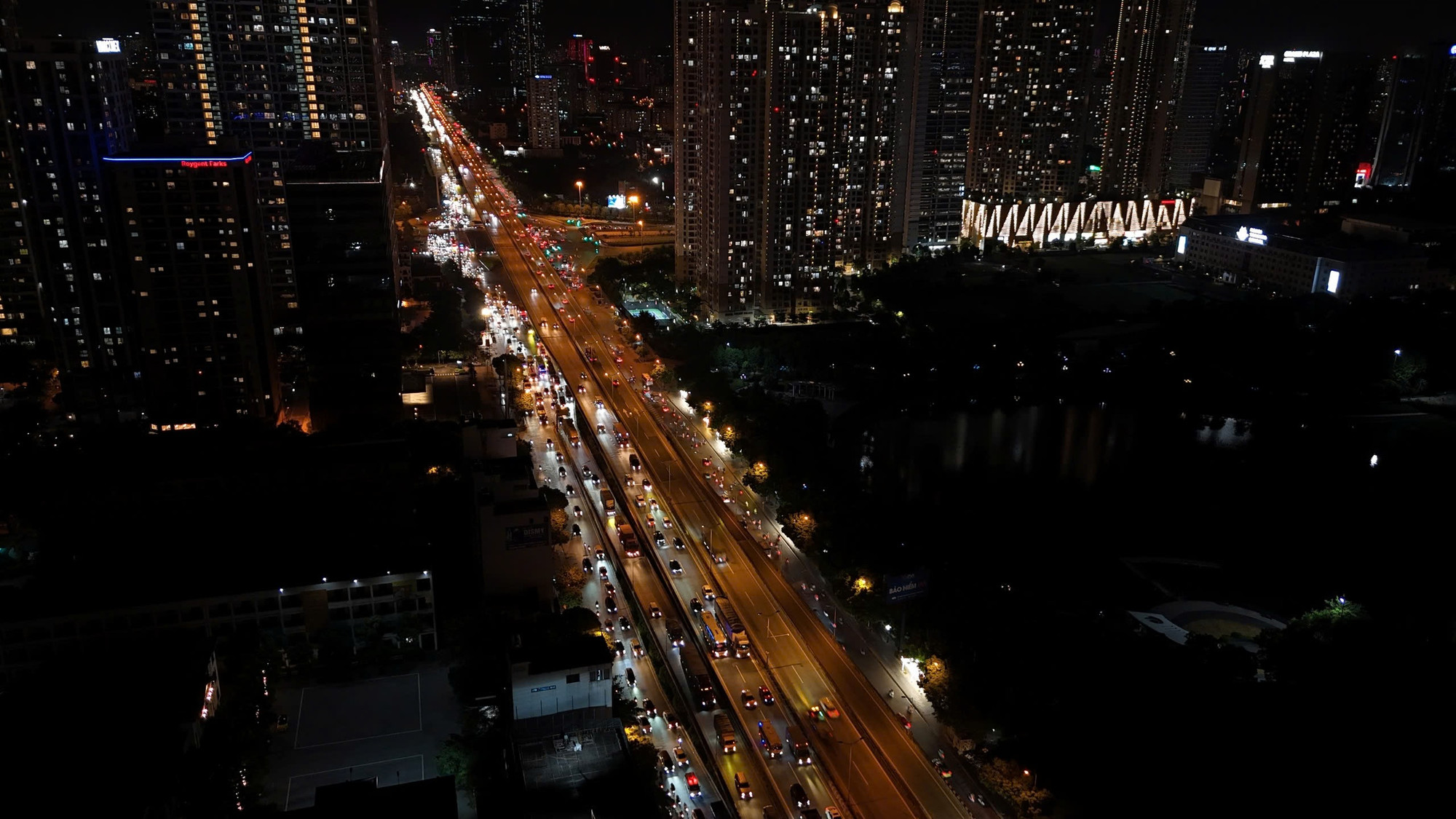 Toàn cảnh đường Vành đai 3 nhìn từ trên cao đêm 30/8. Toàn cảnh đường Vành đai 3 nhìn từ trên cao đêm 30/8.