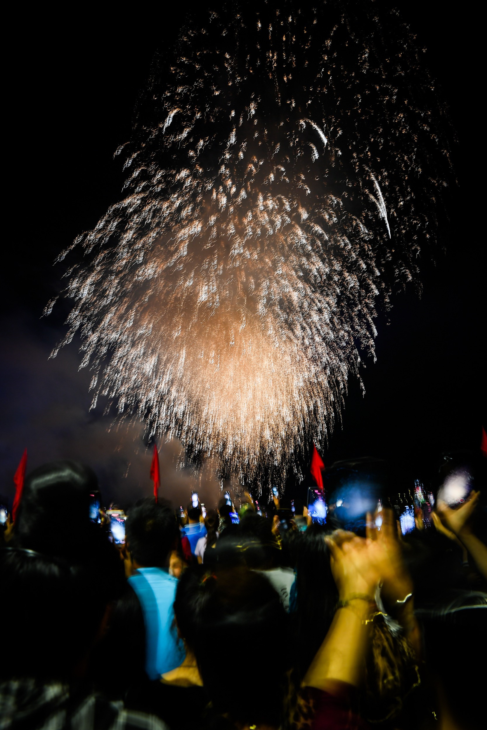 Màn bắn pháo hoa tầm cao là một phần trong chương trình nghệ thuật đặc biệt “Điện Biên Phủ - Mốc vàng lịch sử” tại Quảng trường 7/5, thành phố Điện Biên Phủ, tỉnh Điện Biên.