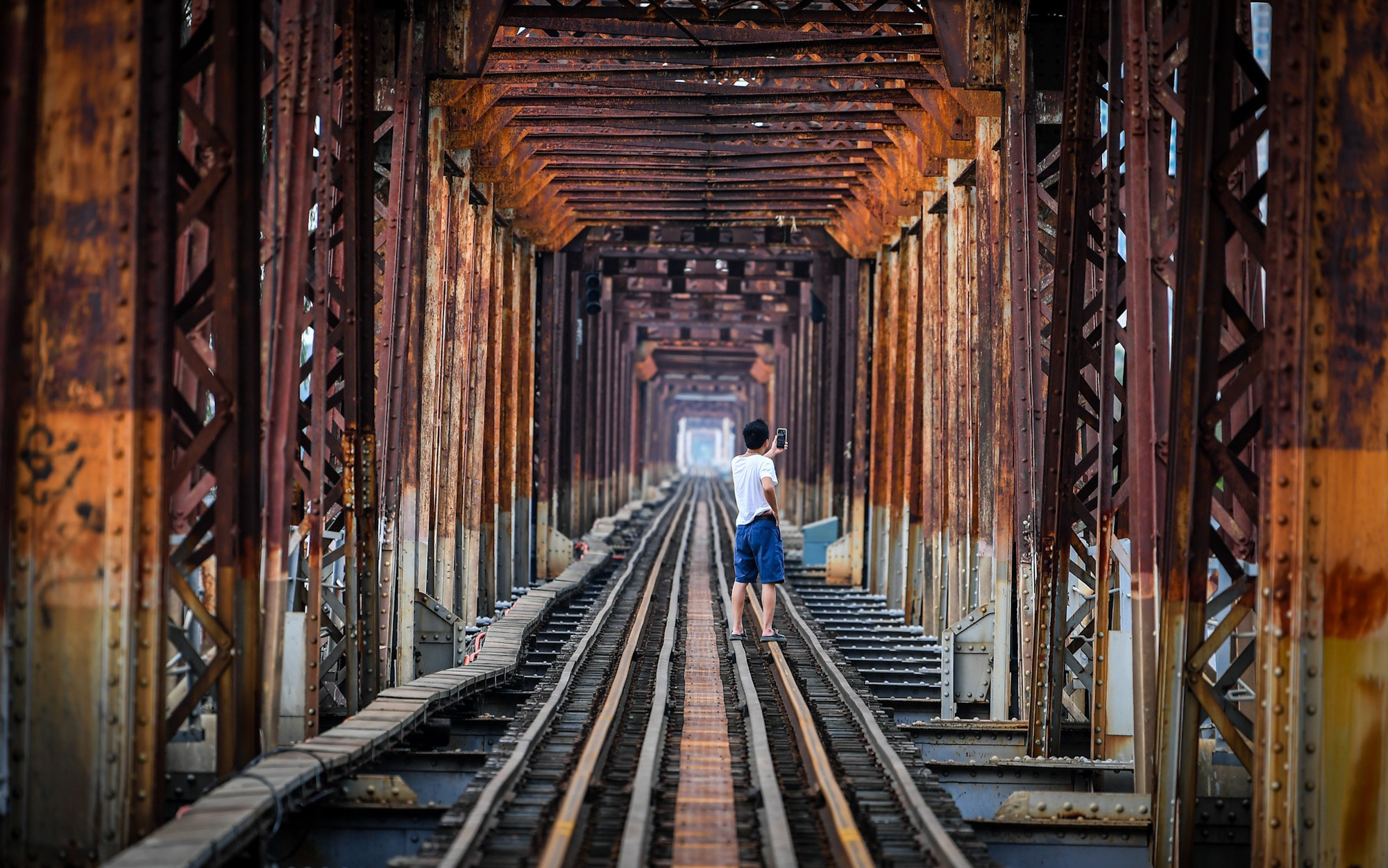 [Ảnh] Bất chấp lệnh cấm, người dân vẫn lên cầu Long Biên... dạo mát ảnh 4