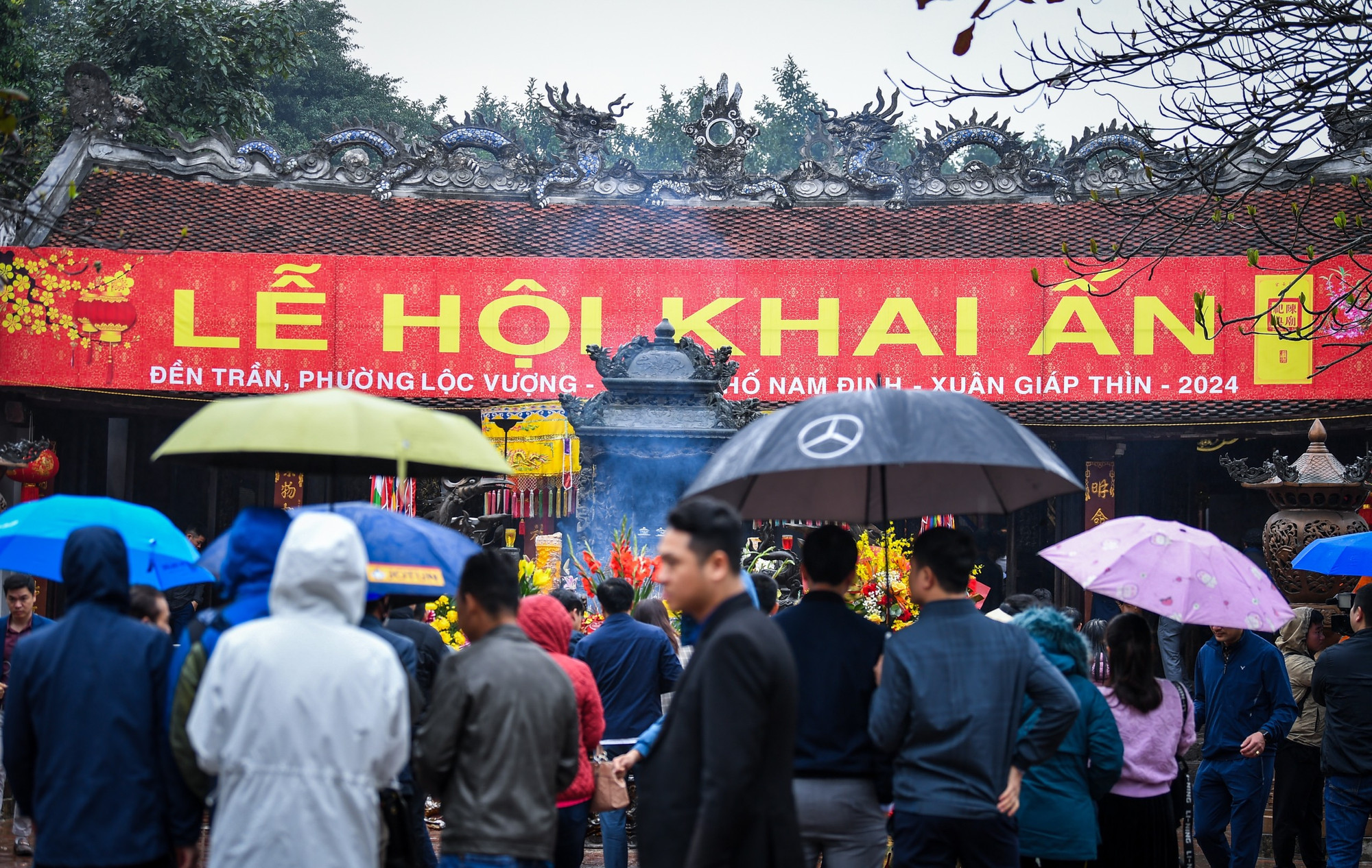 [Ảnh] Du khách đội mưa tới đền Trần Nam Định trước giờ khai ấn