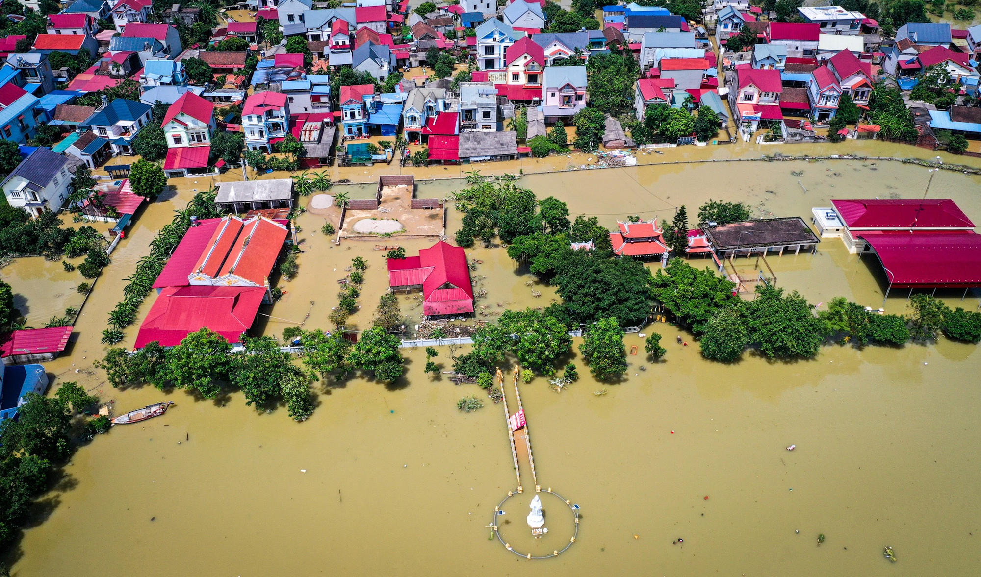 Chiều 13/9, do nước rút bớt phần nào, một số hộ dân đã trở về nhà. Tuy nhiên, theo dự kiến, phải 2-3 ngày nữa nước lũ mới có thể rút hoàn toàn. Chiều 13/9, do nước rút bớt phần nào, một số hộ dân đã trở về nhà. Tuy nhiên, theo dự kiến, phải 2-3 ngày nữa nước lũ mới có thể rút hoàn toàn.