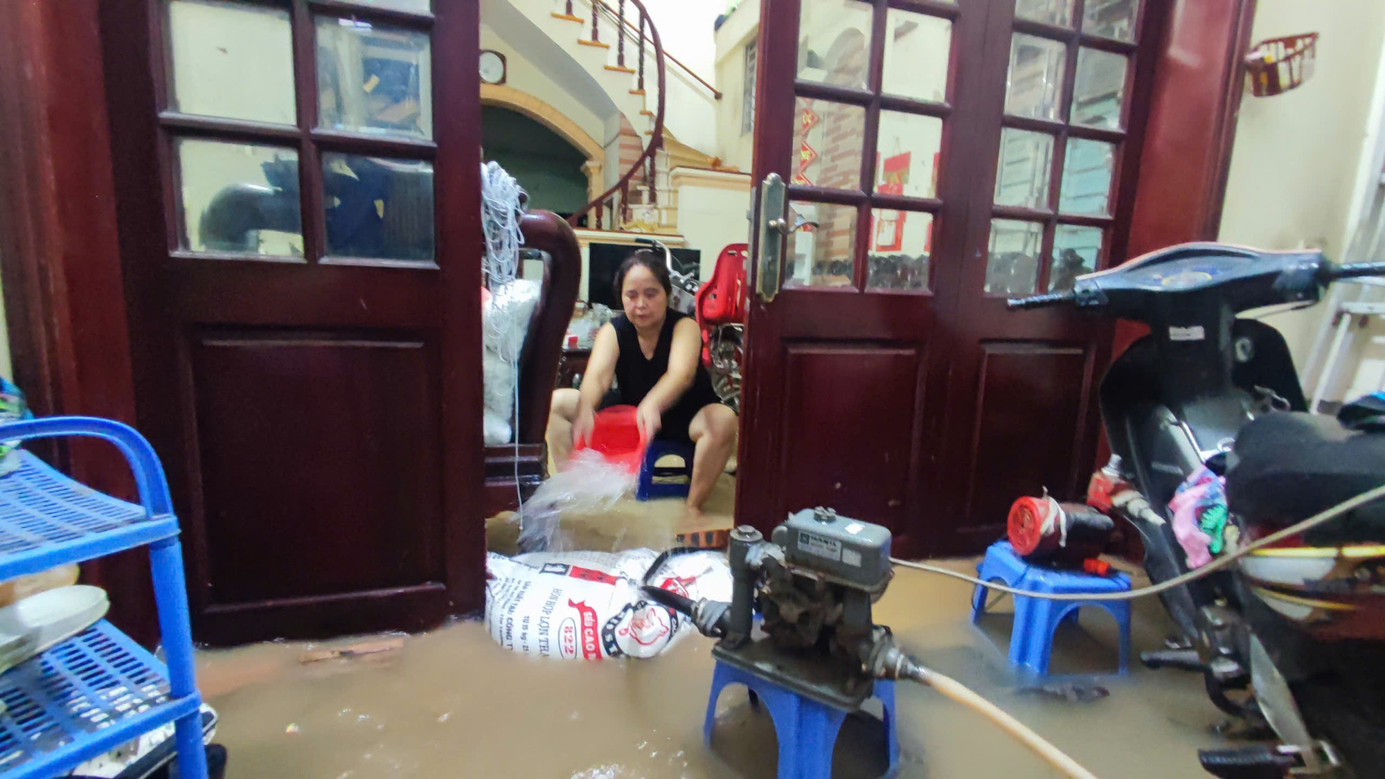 ... hoặc tát nước ngập vào nhà.