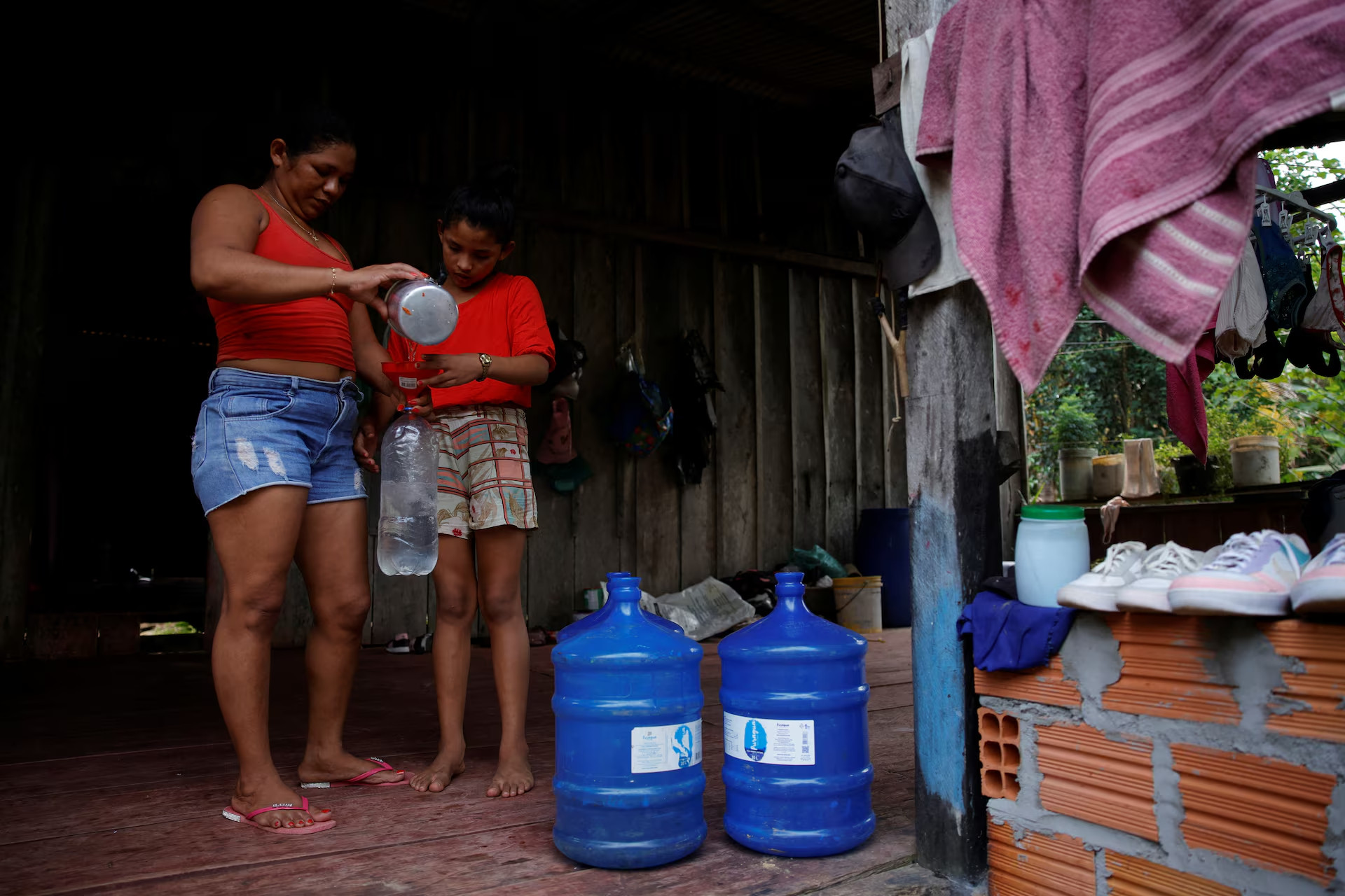 Sandra Gomes, một cư dân ven sông, cùng con gái trong khi cô đang cố gắng tích trữ nước uống do đợt hạn hán tồi tệ nhất trong lịch sử ảnh hưởng đến sông Madeira ở Humaita, bang Amazonas, Brazil.