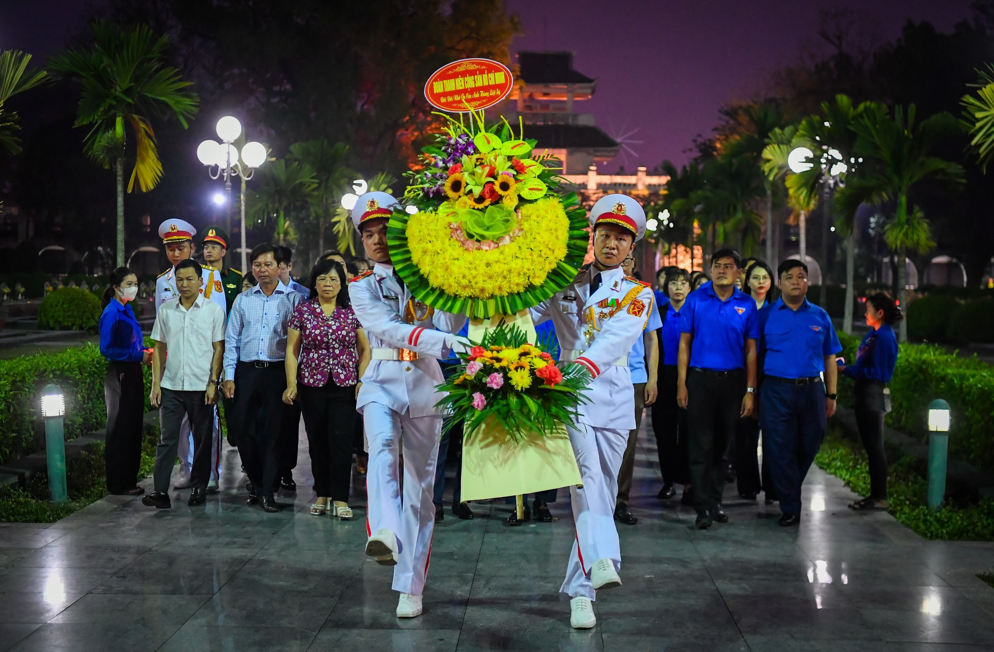 Tại buổi lễ, đoàn viên, thanh niên đại diện tuổi trẻ các dân tộc tỉnh Điện Biên thành kính đặt vòng hoa, dâng hương tưởng niệm các anh hùng, liệt sĩ, những người con ưu tú của dân tộc Việt Nam đã hy sinh vì độc lập tự do của Tổ quốc. Trước anh linh các anh hùng, liệt sĩ, tuổi trẻ hôm nay đã bày tỏ lòng biết ơn sâu sắc trước những cống hiến lớn lao, sự hy sinh quên mình của các anh hùng, liệt sĩ.