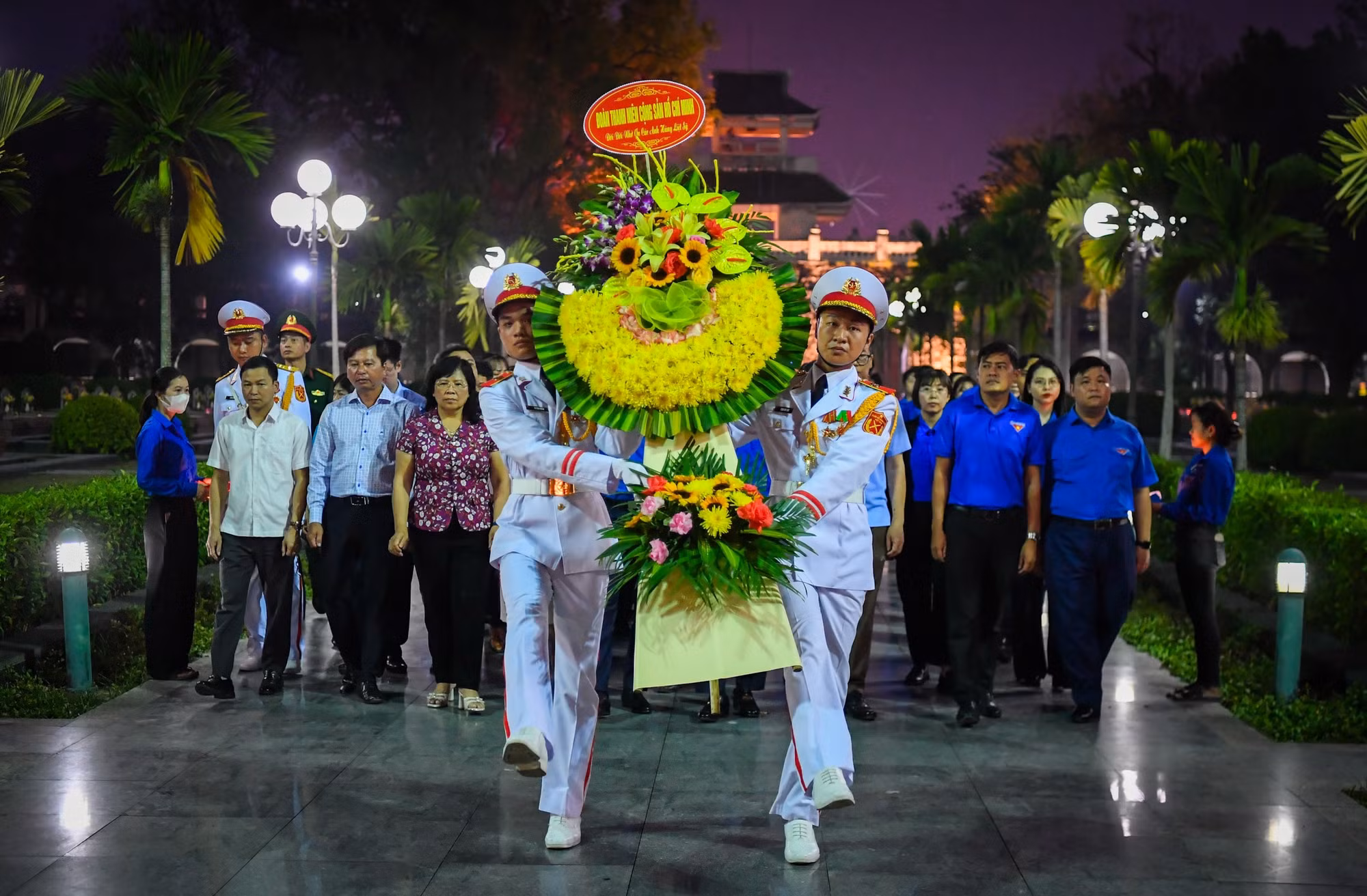 Tại buổi lễ, đoàn viên, thanh niên đại diện tuổi trẻ các dân tộc tỉnh Điện Biên thành kính đặt vòng hoa, dâng hương tưởng niệm các anh hùng, liệt sĩ, những người con ưu tú của dân tộc Việt Nam đã hy sinh vì độc lập tự do của Tổ quốc. Trước anh linh các anh hùng, liệt sĩ, tuổi trẻ hôm nay đã bày tỏ lòng biết ơn sâu sắc trước những cống hiến lớn lao, sự hy sinh quên mình của các anh hùng, liệt sĩ.