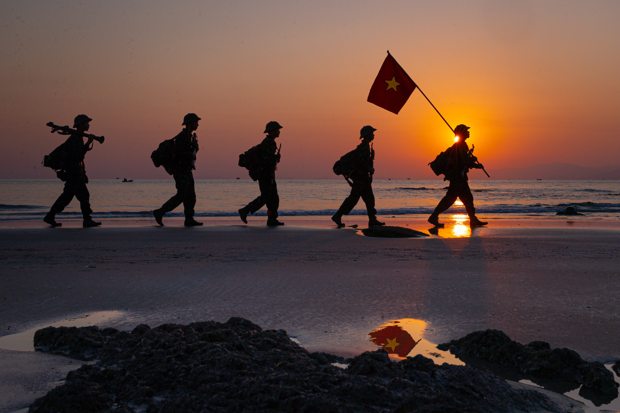 Lữ đoàn Bộ binh Phòng thủ đảo 242 (Quân khu 3) đóng quân trên địa bàn hai huyện đảo Vân Đồn và Cô Tô, tỉnh Quảng Ninh có nhiệm vụ trung tâm là huấn luyện, sẵn sàng chiến đấu, đáp ứng yêu cầu bảo vệ vùng biển đảo chiến lược; đồng thời tham gia phòng, chống thiên tai, tìm kiếm, cứu hộ cứu nạn và các nhiệm vụ khác. Lữ đoàn Bộ binh Phòng thủ đảo 242 (Quân khu 3) đóng quân trên địa bàn hai huyện đảo Vân Đồn và Cô Tô, tỉnh Quảng Ninh có nhiệm vụ trung tâm là huấn luyện, sẵn sàng chiến đấu, đáp ứng yêu cầu bảo vệ vùng biển đảo chiến lược; đồng thời tham gia phòng, chống thiên tai, tìm kiếm, cứu hộ cứu nạn và các nhiệm vụ khác.