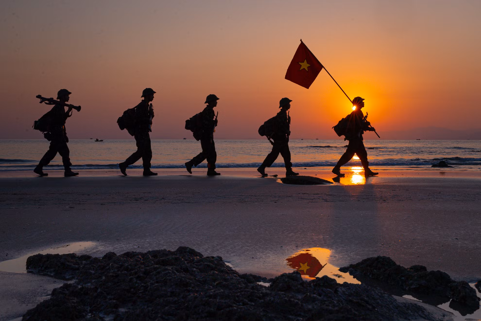Lữ đoàn Bộ binh Phòng thủ đảo 242 (Quân khu 3) đóng quân trên địa bàn hai huyện đảo Vân Đồn và Cô Tô, tỉnh Quảng Ninh có nhiệm vụ trung tâm là huấn luyện, sẵn sàng chiến đấu, đáp ứng yêu cầu bảo vệ vùng biển đảo chiến lược; đồng thời tham gia phòng, chống thiên tai, tìm kiếm, cứu hộ cứu nạn và các nhiệm vụ khác.