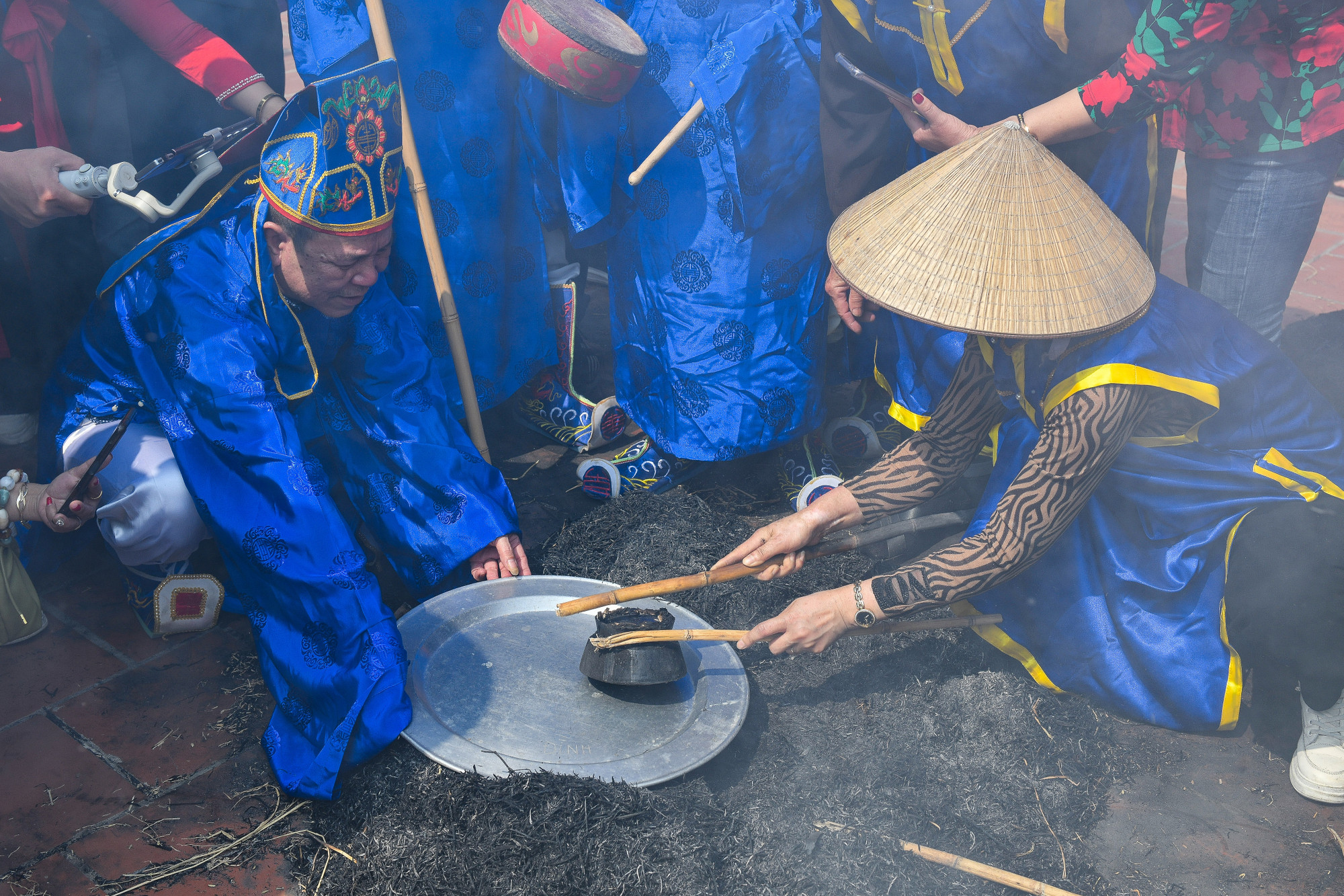 Sau khi tìm đủ 4 nồi cơm, ban giám khảo xới bốn bát để dâng lên Thành Hoàng làng. Cơm sau đó được chấm điểm công khai trước người dân và thành viên của các đội tham dự.