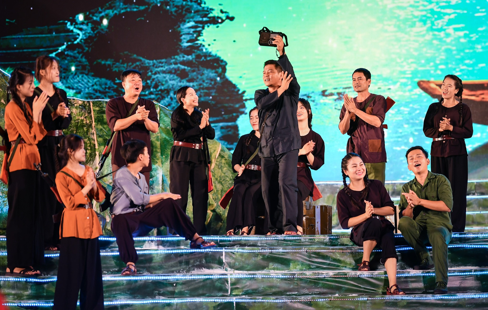 Rất nhiều khán giả từng là những người con Vĩnh Linh sơ tán ra các tỉnh phía bắc theo các kế hoạch K8, K10 đều rưng rưng xúc động khi được xem vở kịch "Chúng ta là người nhà". Mang màu sắc vui vẻ, nhẹ nhàng, mở đầu bằng câu chuyện một chàng lính pháo cao xạ và một cô nữ dân quân yêu nhau nhưng chưa kịp báo cáo, từ đó nhắc lại “huyền thoại” về tình cảm giữa hai quê hương Tân Kỳ (Nghệ An) và Vĩnh Linh (Quảng Trị) sau cuộc sơ tán thế kỷ những năm 1967-1972.