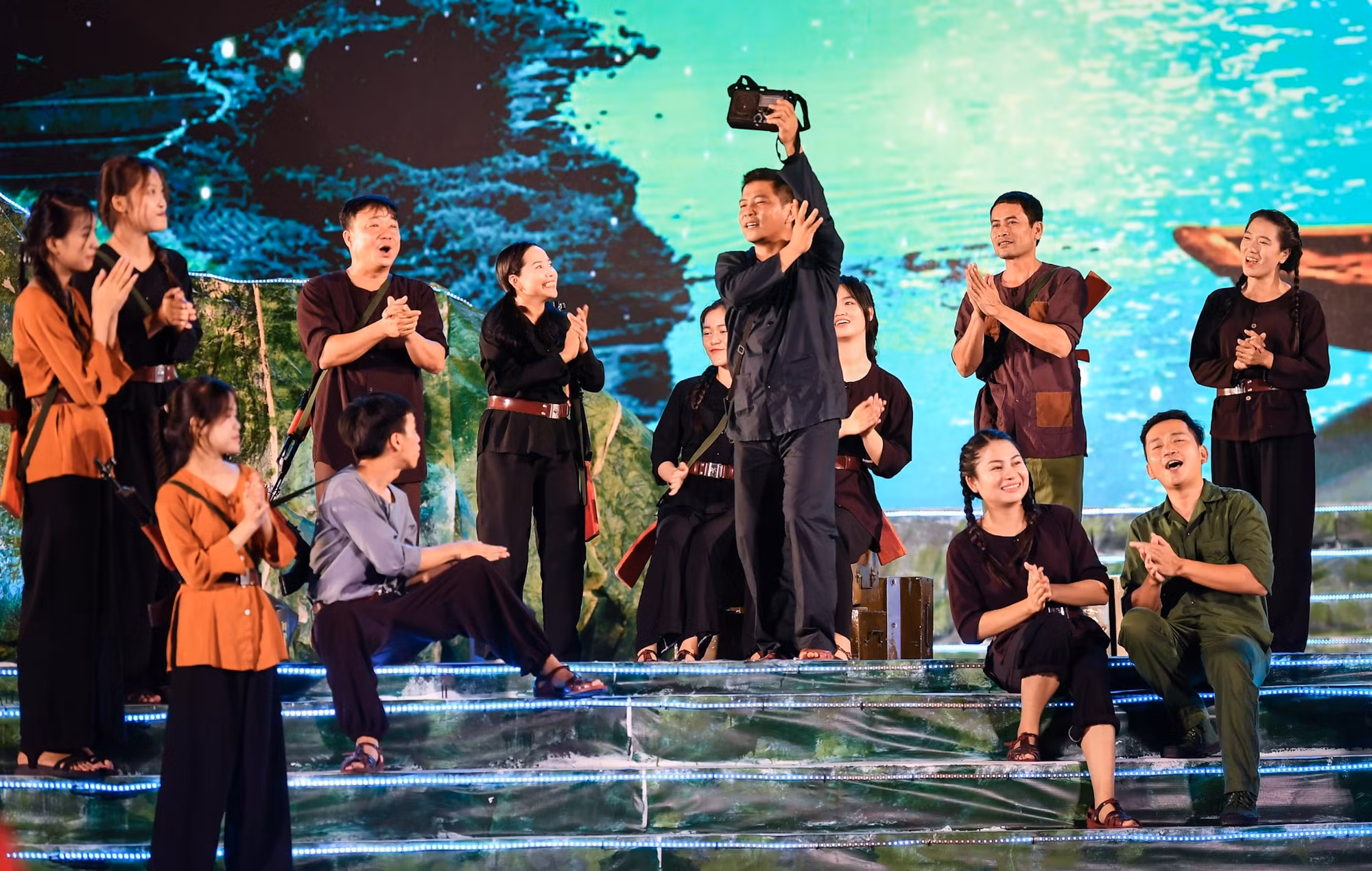 Rất nhiều khán giả từng là những người con Vĩnh Linh sơ tán ra các tỉnh phía bắc theo các kế hoạch K8, K10 đều rưng rưng xúc động khi được xem vở kịch "Chúng ta là người nhà". Mang màu sắc vui vẻ, nhẹ nhàng, mở đầu bằng câu chuyện một chàng lính pháo cao xạ và một cô nữ dân quân yêu nhau nhưng chưa kịp báo cáo, từ đó nhắc lại “huyền thoại” về tình cảm giữa hai quê hương Tân Kỳ (Nghệ An) và Vĩnh Linh (Quảng Trị) sau cuộc sơ tán thế kỷ những năm 1967-1972.