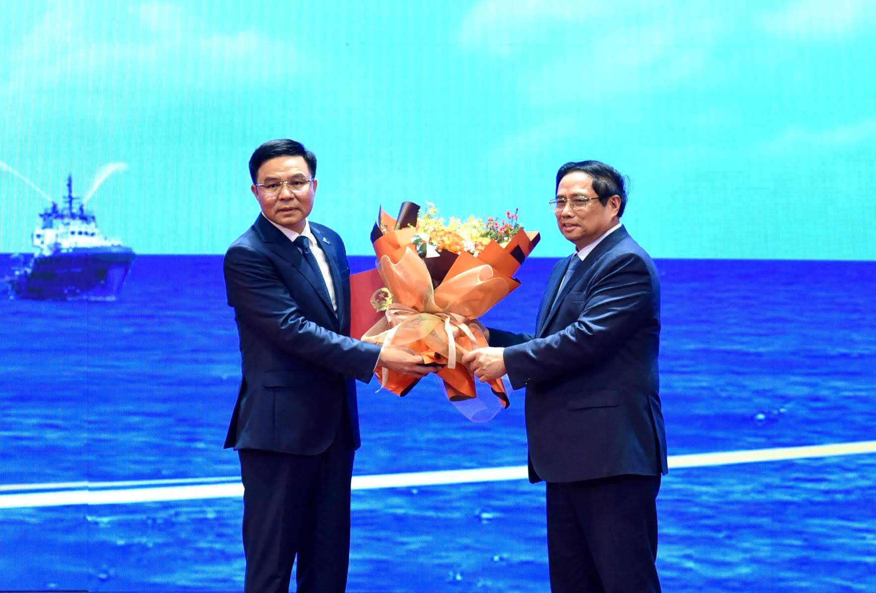 Thủ tướng Phạm Minh Chính trao quyết định và tặng hoa chúc mừng ông Lê Mạnh Hùng giữ chức Chủ tịch Hội đồng thành viên Tập đoàn Dầu khí quốc gia Việt Nam.