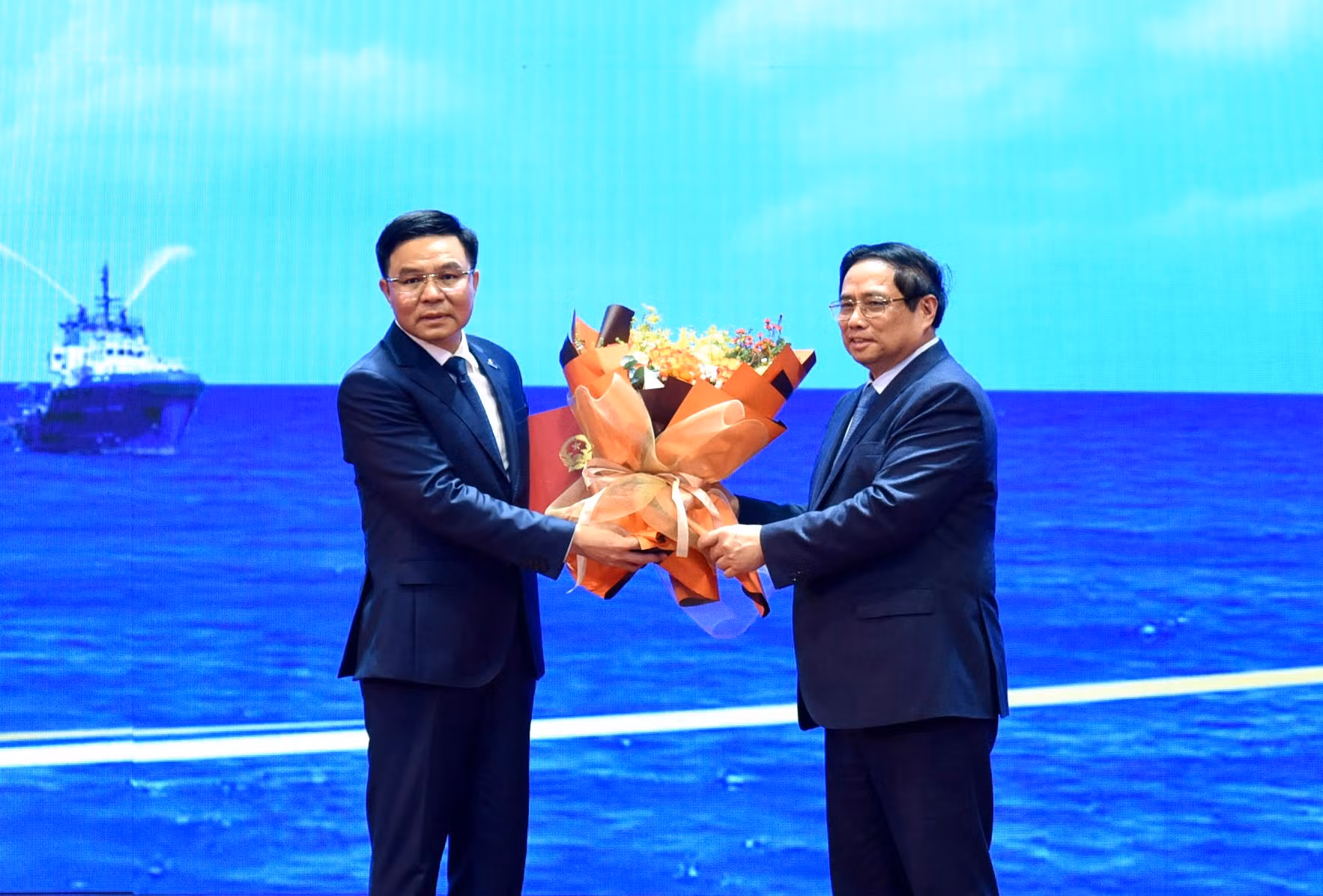 Thủ tướng Phạm Minh Chính trao quyết định và tặng hoa chúc mừng ông Lê Mạnh Hùng giữ chức Chủ tịch Hội đồng thành viên Tập đoàn Dầu khí quốc gia Việt Nam.