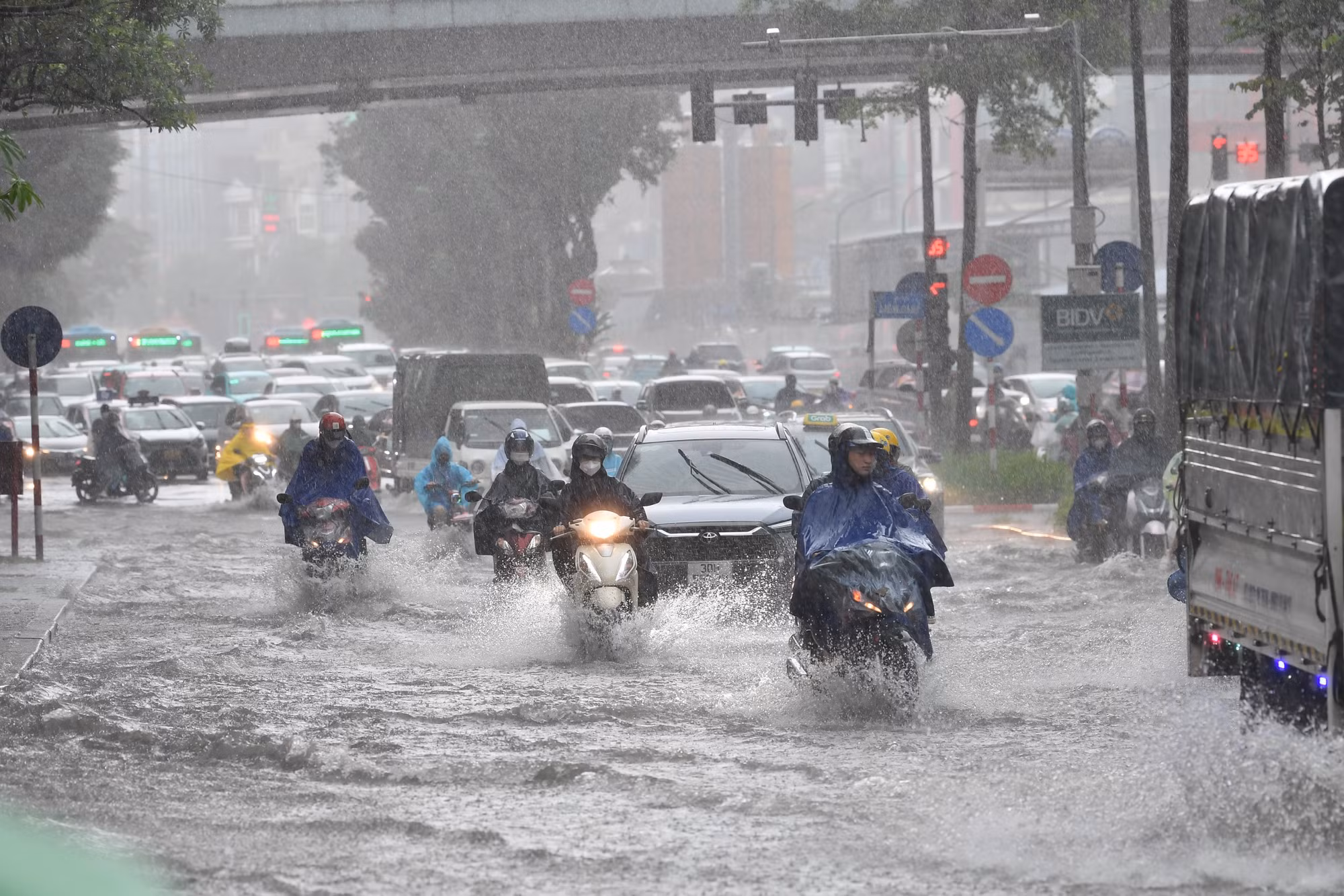 [Ảnh] Mưa lớn đầu giờ sáng, nhiều tuyến đường Hà Nội ngập cục bộ