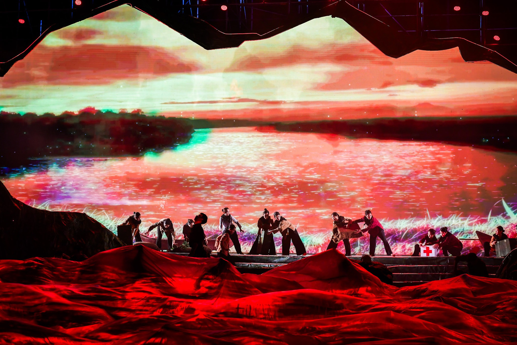 Chương trình bao gồm hai phần chính: Phần lễ và Chương trình nghệ thuật chính luận. Trong đó, chương trình nghệ thuật có 5 chương gồm: “Những ngày tháng 7”, “Như không hề có cuộc chia ly”, “Máu và hoa”, “Nơi nhìn ra sức mạnh Việt Nam”, “Đất thép nở hoa”.