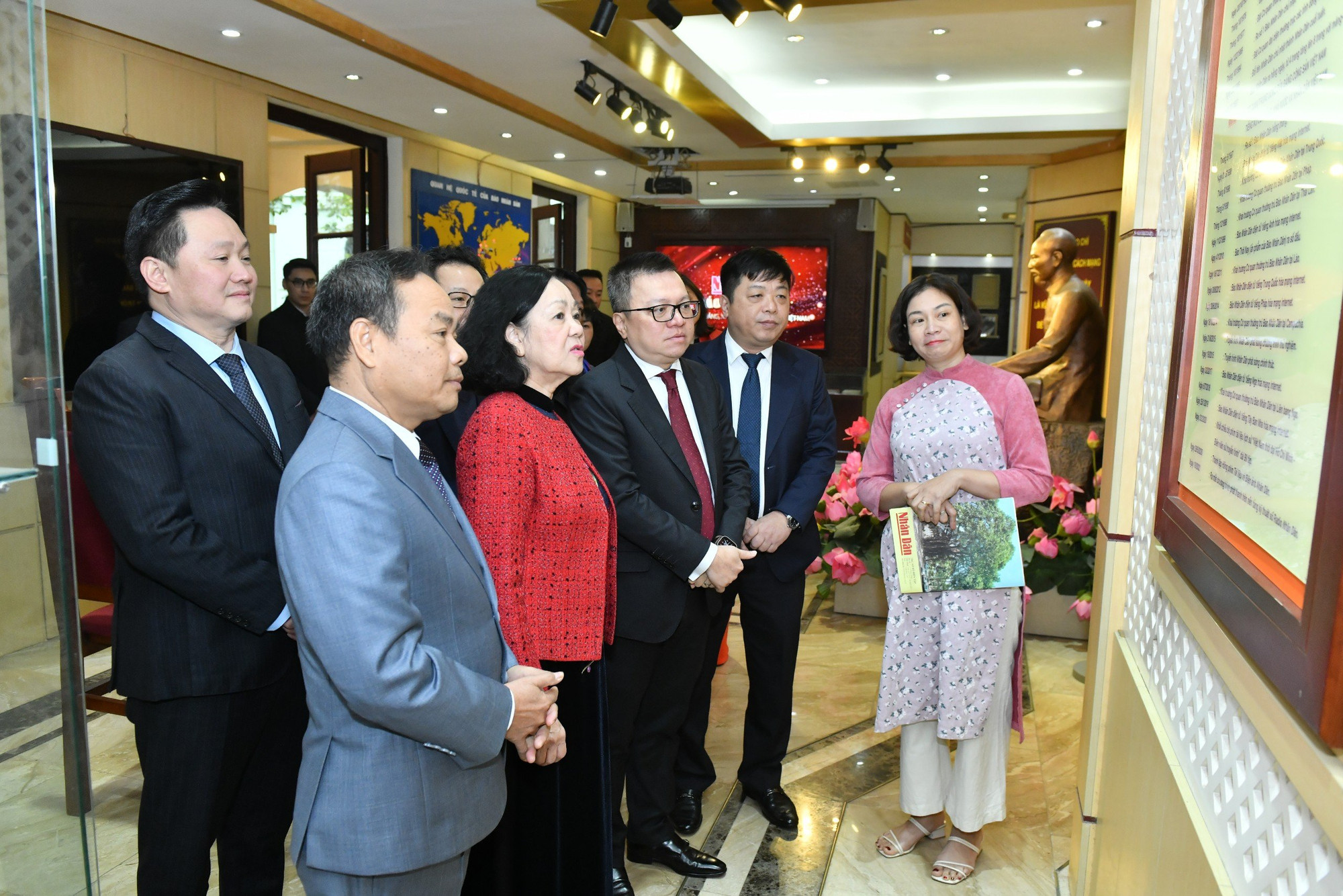 Đồng chí Trương Thị Mai tham quan nhà truyền thống của Báo Nhân Dân. Đồng chí Trương Thị Mai tham quan nhà truyền thống của Báo Nhân Dân.