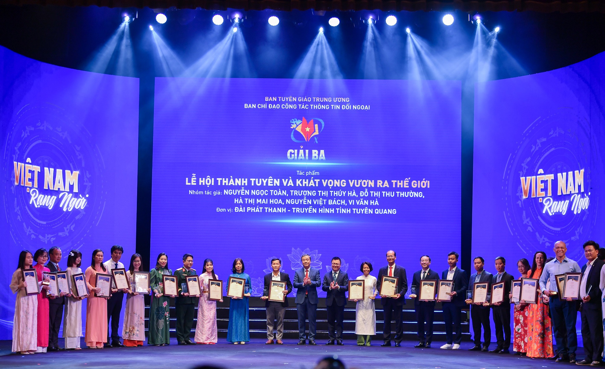 Các đồng chí Ủy viên Trung ương Đảng: Lê Quốc Minh, Tổng Biên tập Báo Nhân Dân, Phó Trưởng Ban Tuyên giáo Trung ương, Chủ tịch Hội Nhà báo Việt Nam; Ngô Đông Hải, Phó Trưởng Ban Tuyên giáo Trung ương trao giải Ba cho các tác giả/nhóm tác giả.