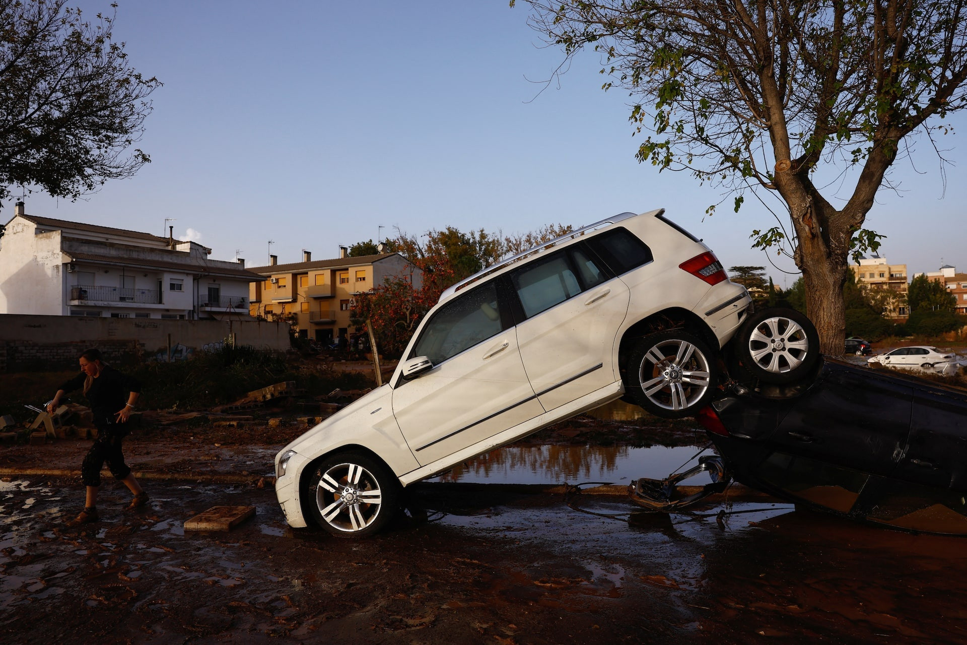 Mưa mang theo lượng nước rất lớn, gây ra lũ quét, phá hủy các phương tiện giao thông và nhiều cơ sở hạ tầng tại khu vực phía đông Valencia, Tây Ban Nha.