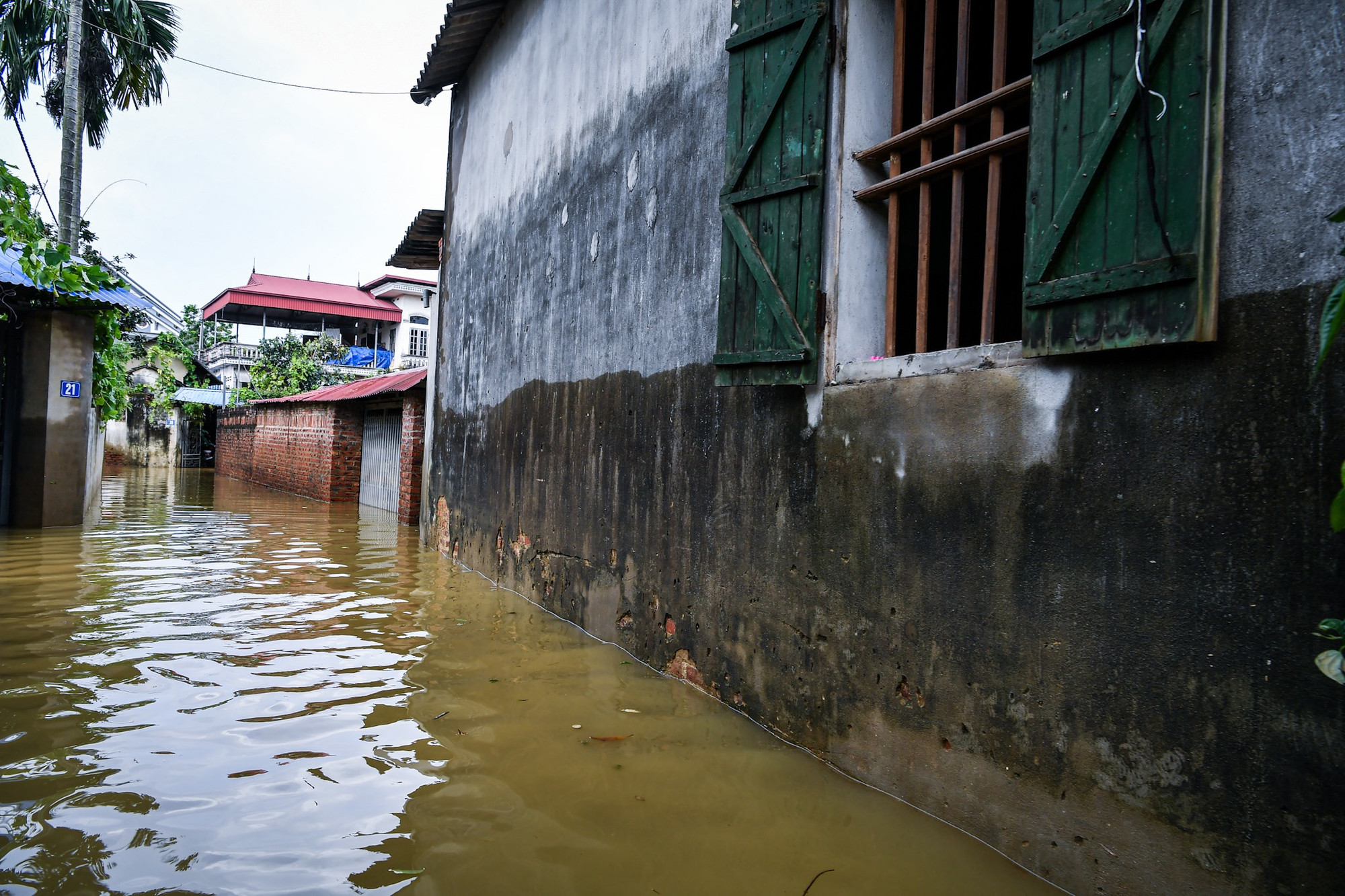 Trên bức tường phía bên phải có thể nhìn thấy ngấn nước lũ trước khi rút. Ngấn nước này cao sát vị trí cửa sổ của ngôi nhà trong ảnh. Trên bức tường phía bên phải có thể nhìn thấy ngấn nước lũ trước khi rút. Ngấn nước này cao sát vị trí cửa sổ của ngôi nhà trong ảnh.