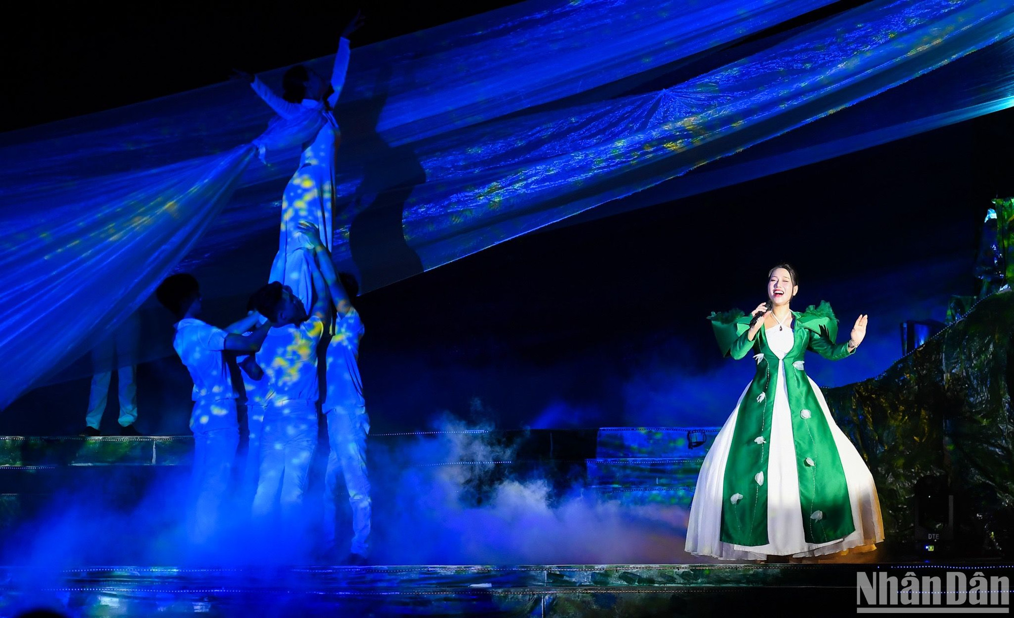 Bài ca Hy vọng được thể hiện bởi ca sĩ Mai Chi và vũ đoàn. Bài ca Hy vọng được thể hiện bởi ca sĩ Mai Chi và vũ đoàn.