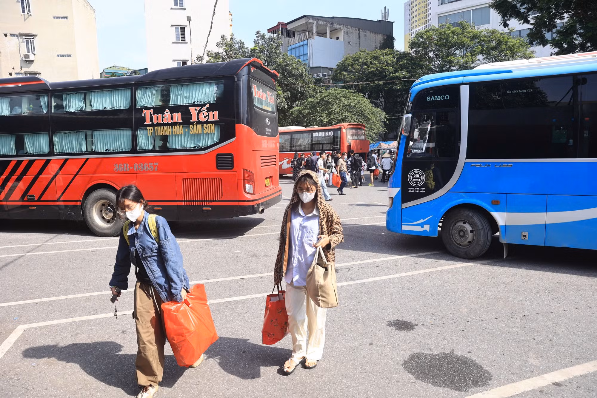 Cùng thời điểm, bến xe Giáp Bát cũng trở nên đông đúc hơn.