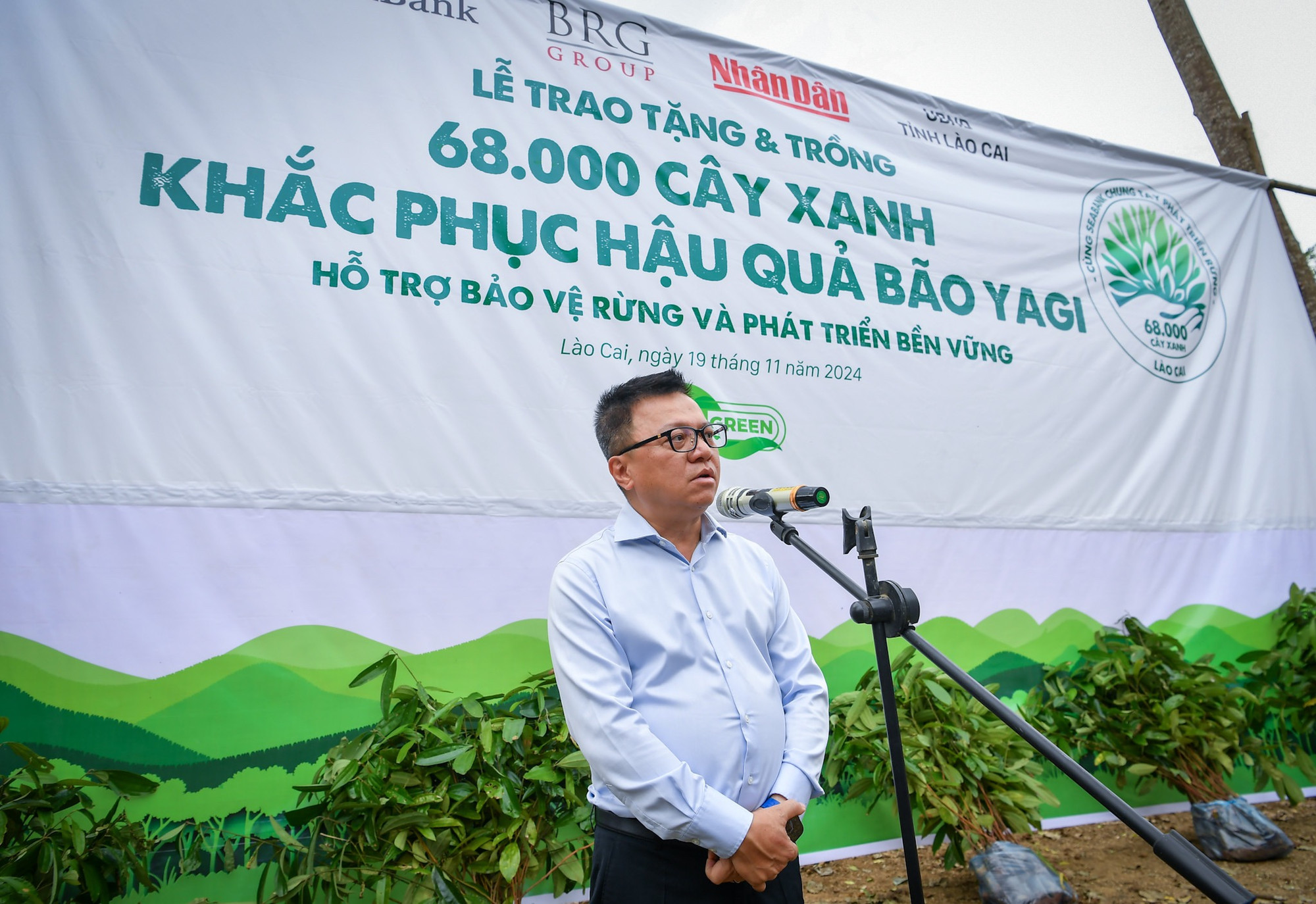 Đồng chí Lê Quốc Minh khẳng định: Việc trồng 68.000 cây xanh không chỉ góp phần phủ xanh, hỗ trợ bảo vệ rừng mà còn hướng tới mục tiêu tạo nguồn sinh kế lâu dài và bền vững cho bà con thôn Làng Nủ nói riêng, tỉnh Lào Cai nói chung trong bối cảnh hậu quả của bão Yagi vẫn còn khá nặng nề.