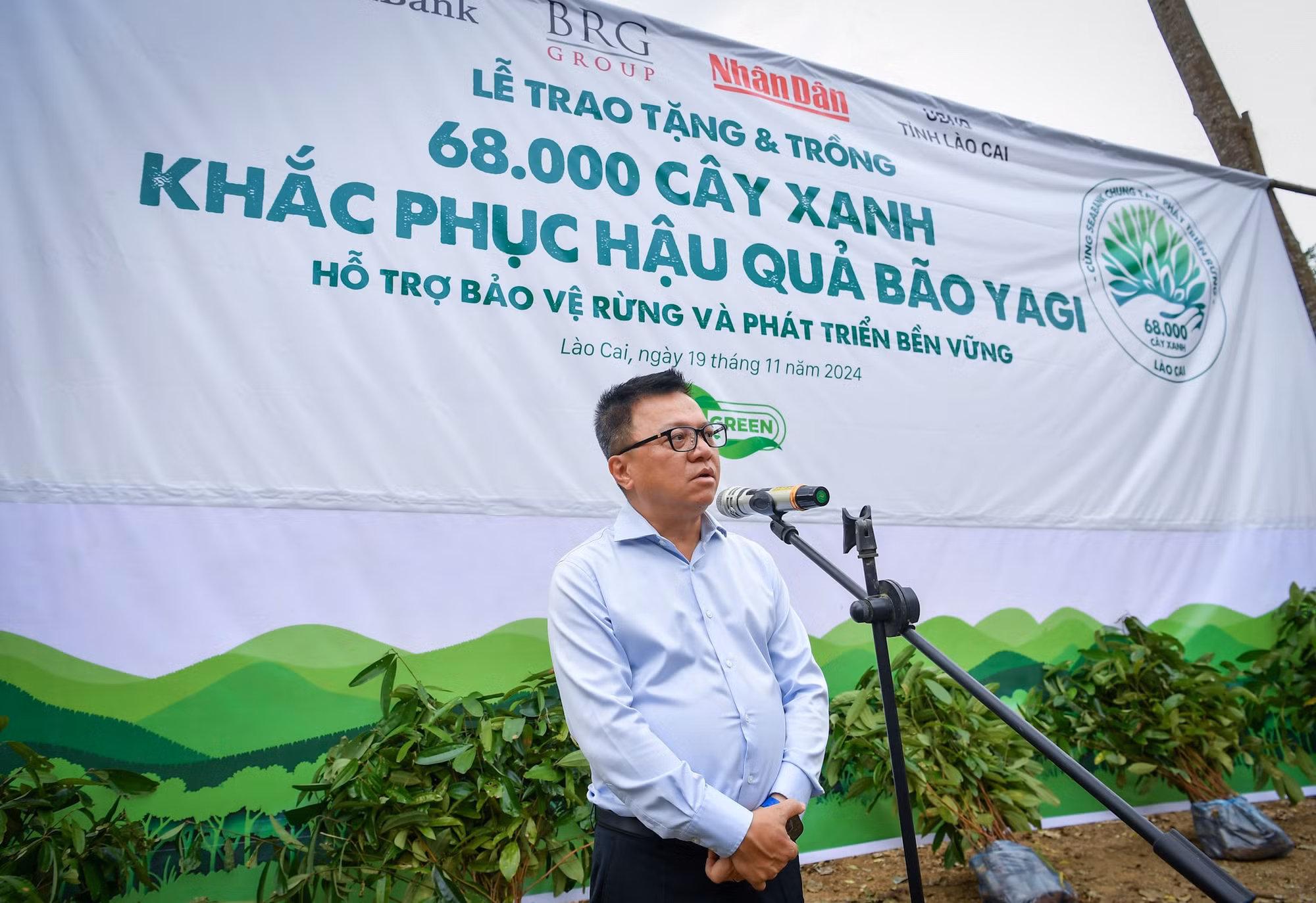 Đồng chí Lê Quốc Minh khẳng định: Việc trồng 68.000 cây xanh không chỉ góp phần phủ xanh, hỗ trợ bảo vệ rừng mà còn hướng tới mục tiêu tạo nguồn sinh kế lâu dài và bền vững cho bà con thôn Làng Nủ nói riêng, tỉnh Lào Cai nói chung trong bối cảnh hậu quả của bão Yagi vẫn còn khá nặng nề. Đồng chí Lê Quốc Minh khẳng định: Việc trồng 68.000 cây xanh không chỉ góp phần phủ xanh, hỗ trợ bảo vệ rừng mà còn hướng tới mục tiêu tạo nguồn sinh kế lâu dài và bền vững cho bà con thôn Làng Nủ nói riêng, tỉnh Lào Cai nói chung trong bối cảnh hậu quả của bão Yagi vẫn còn khá nặng nề.