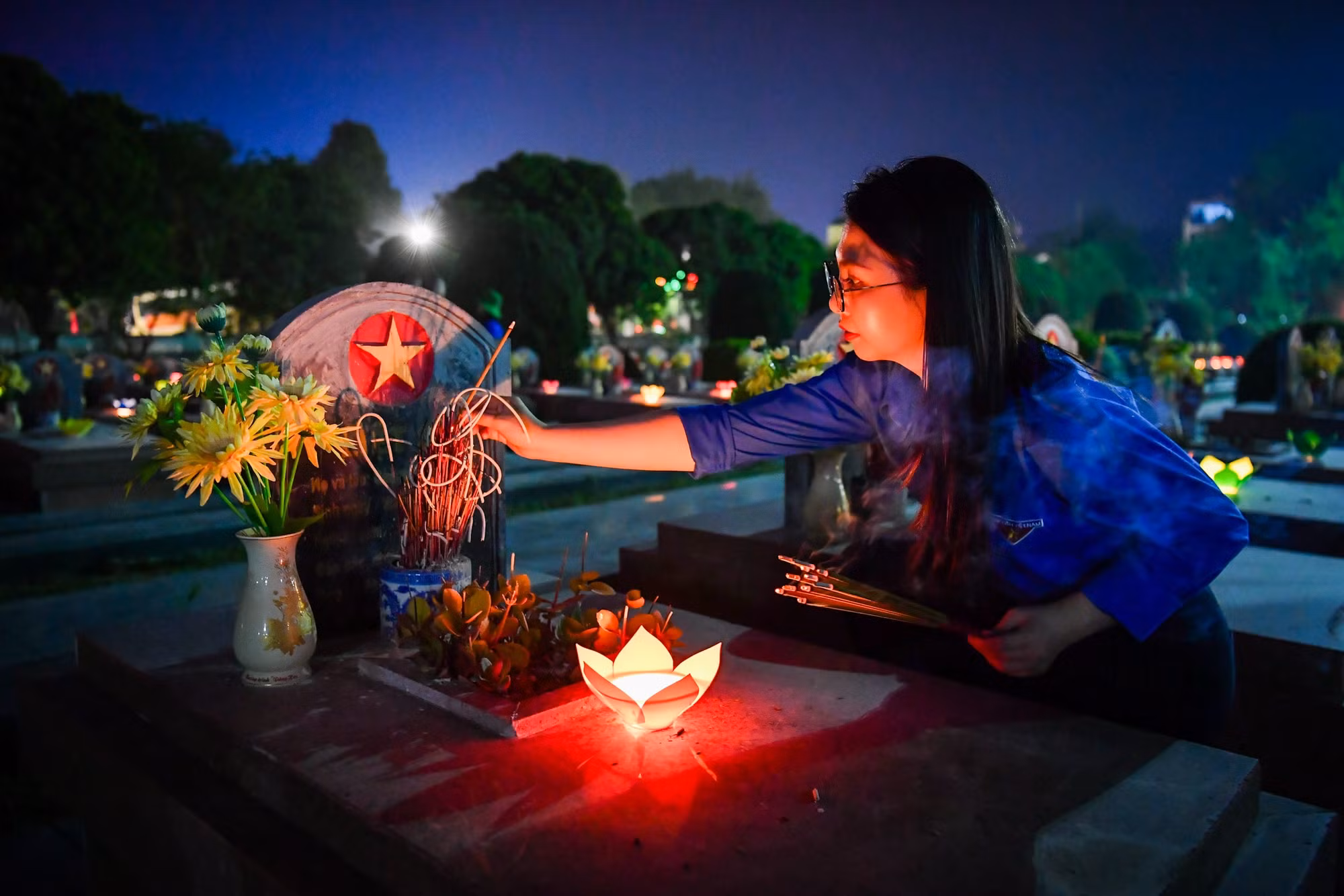 Đoàn viên thanh niên thắp hương lên các phần mộ liệt sĩ.