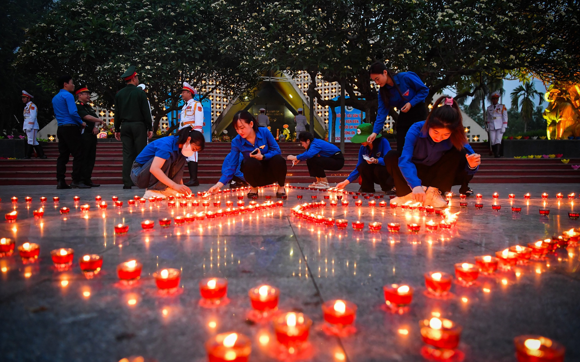 Chị Nguyễn Thị Mai, chuyên viên Ban Xây dựng đoàn (Tỉnh đoàn Điện Biên) cho biết, hơn 200 đoàn viên, thanh niên đã có mặt tại nghĩa trang liệt sĩ A1 để cùng tri ân các anh hùng, liệt sĩ.